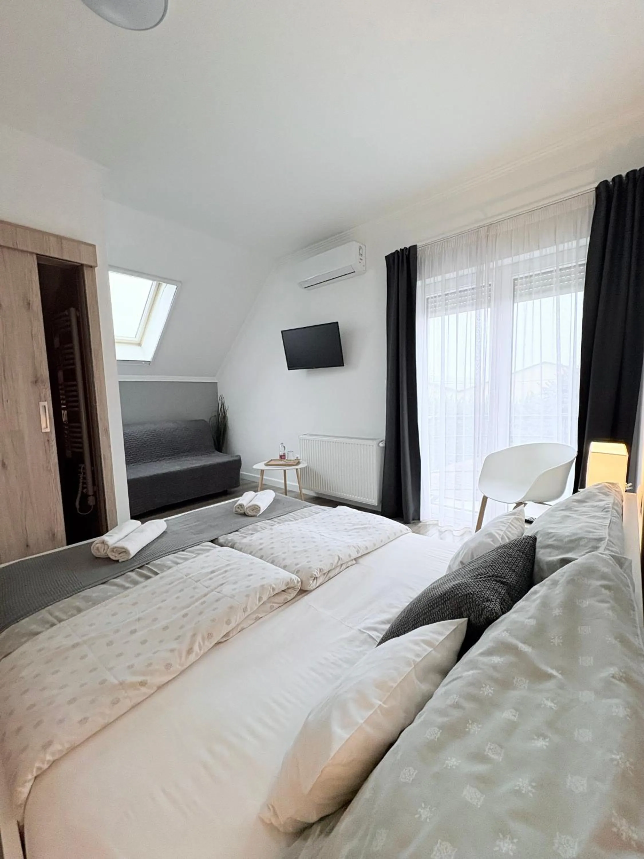 Photo of the whole room, Bed in Budapest Airport Almáskert Panzió