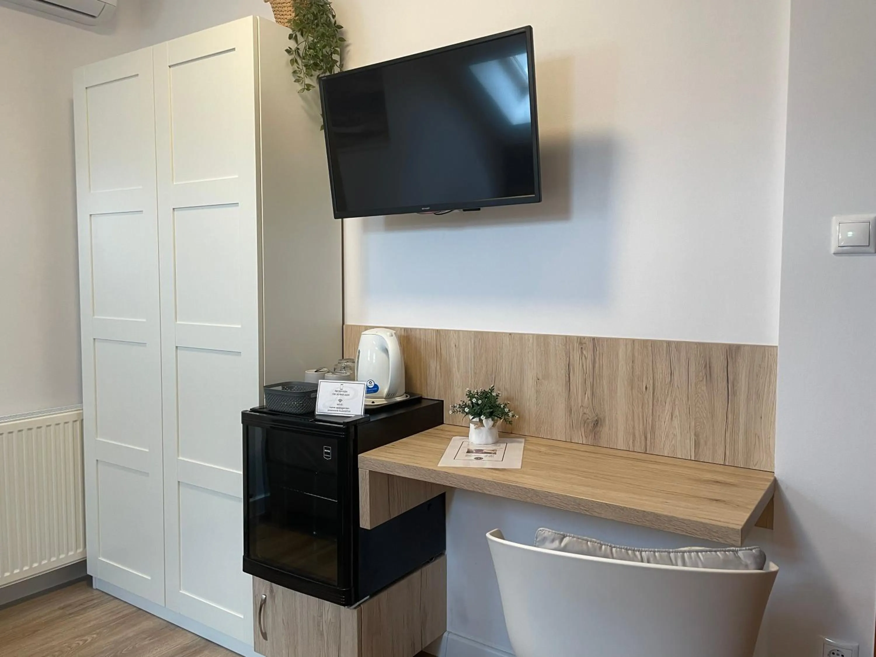 TV and multimedia in Budapest Airport Almáskert Panzió