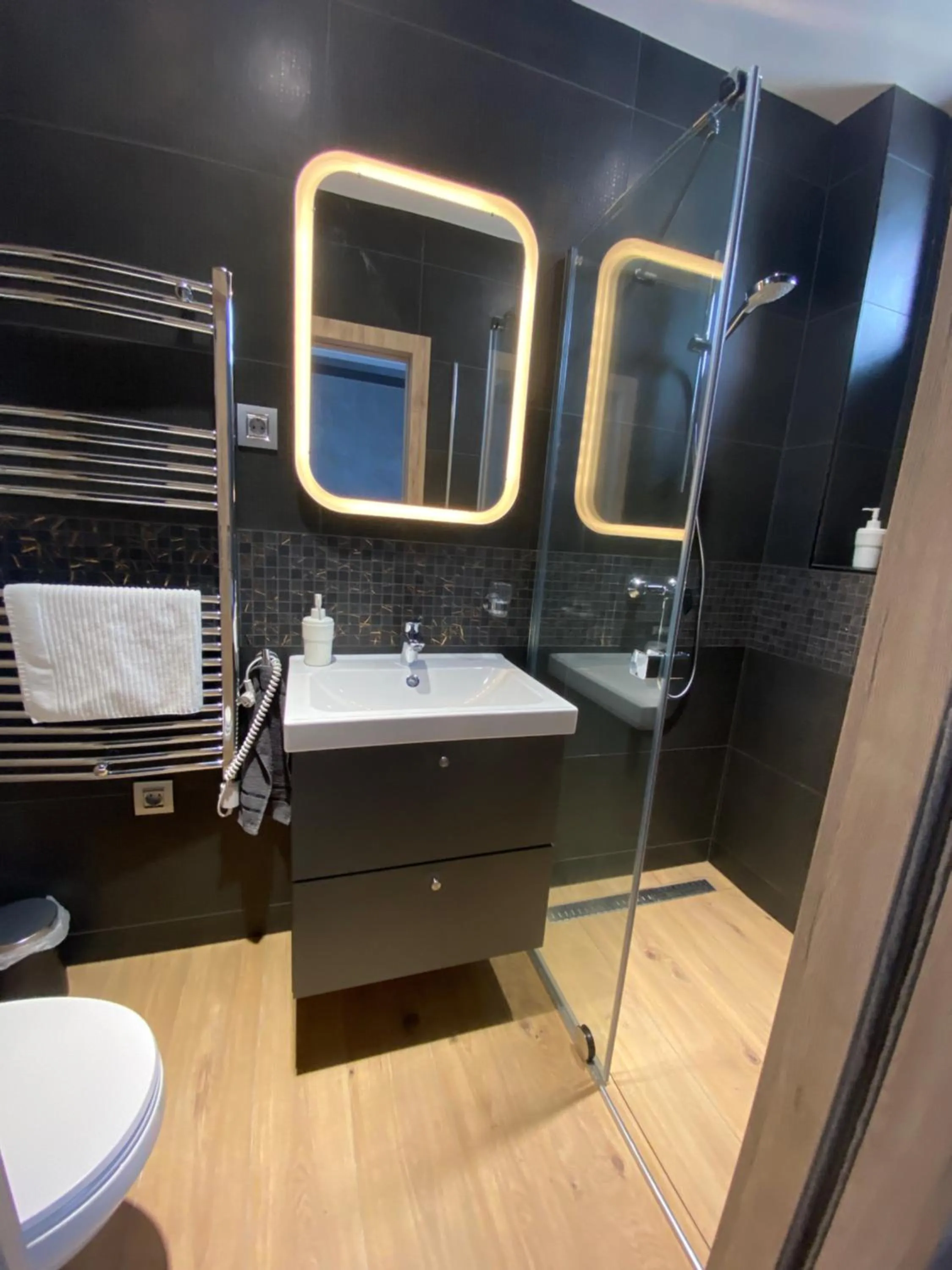 Bathroom in Budapest Airport Almáskert Panzió