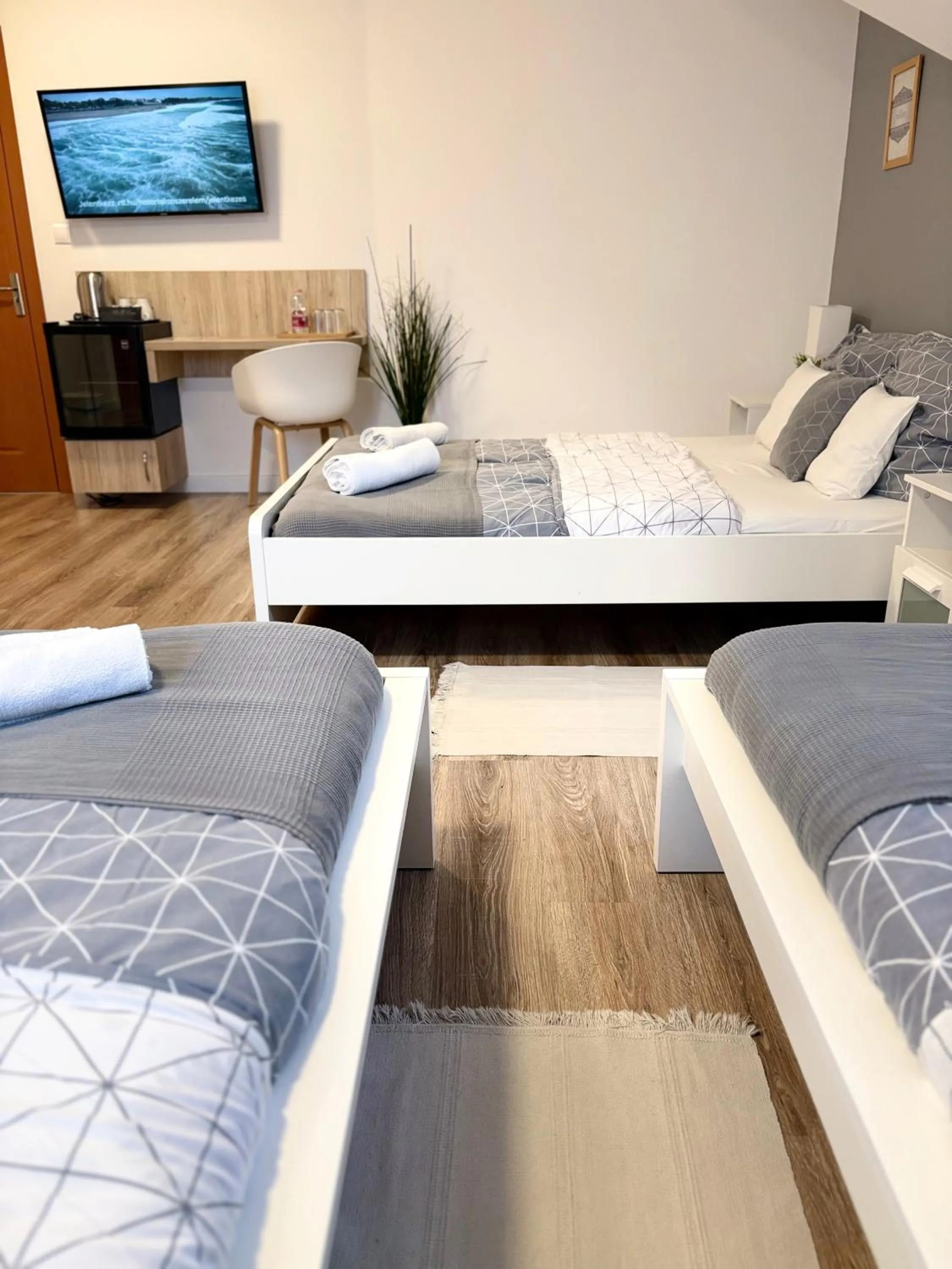 Bed in Budapest Airport Almáskert Panzió