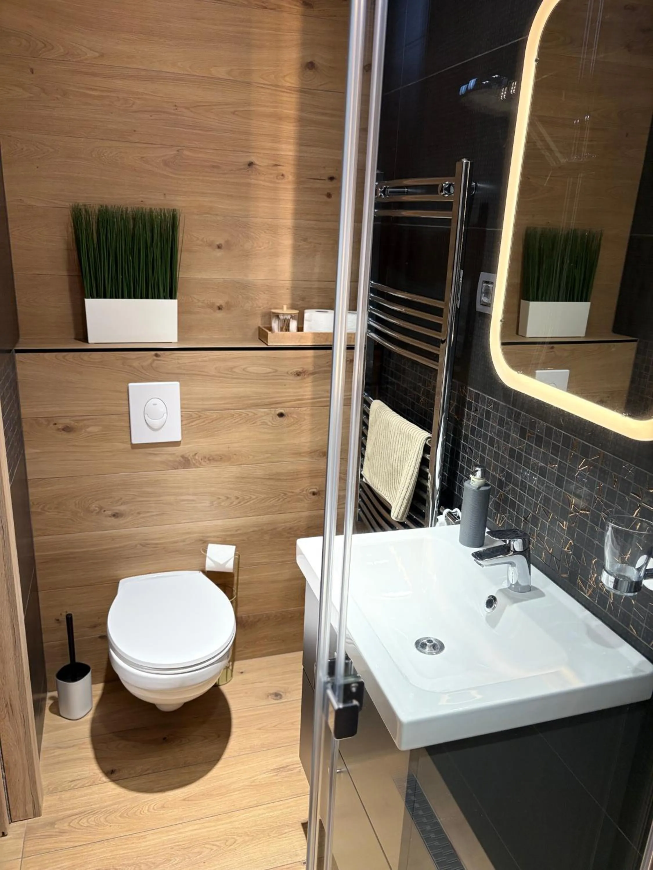 Bathroom in Budapest Airport Almáskert Panzió