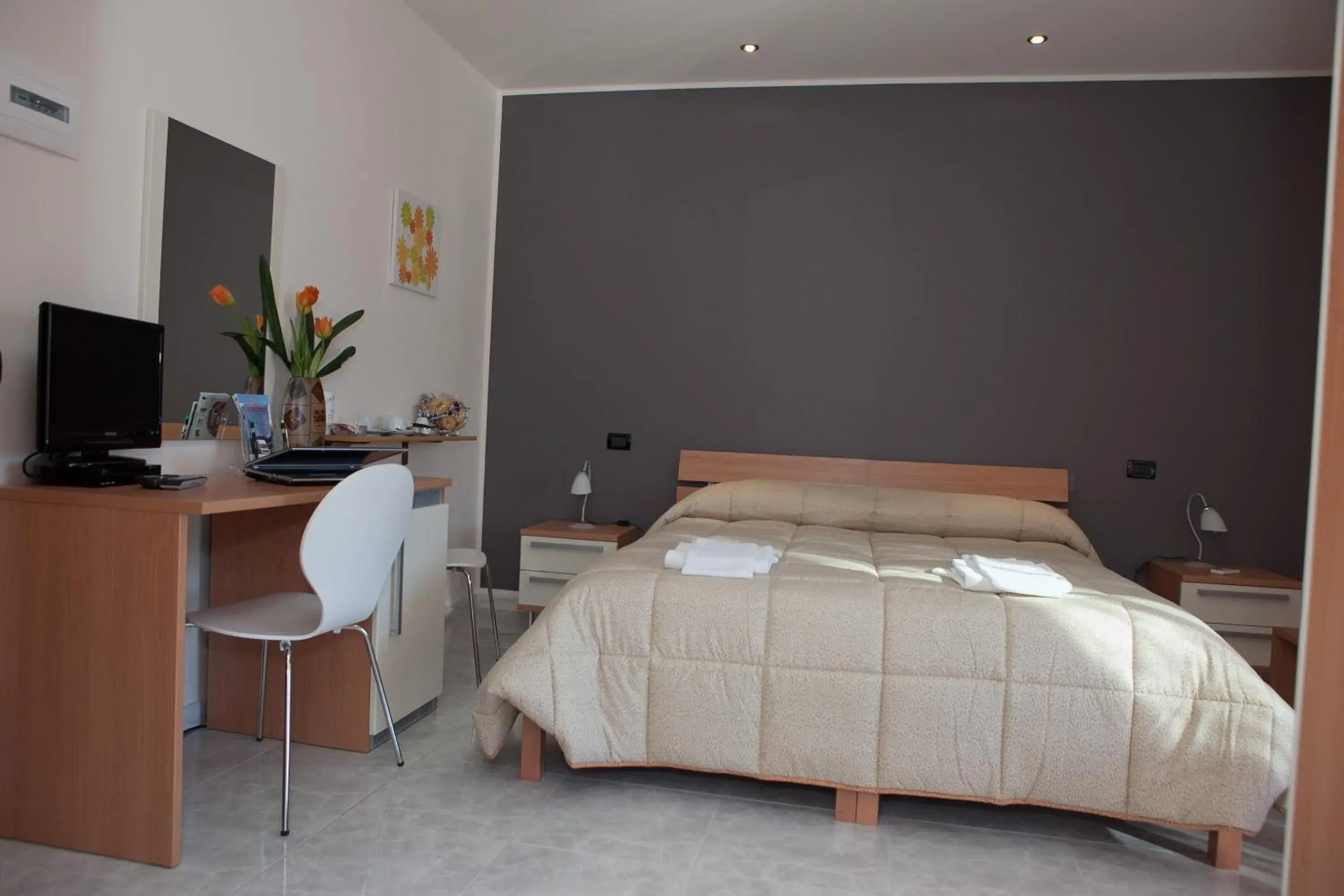 Deluxe Double or Twin Room with Pool View - single occupancy in Mauro Home Bed and Relax Deluxe Double or Twin Room with Pool View - single occupancy in Mauro Home Bed and Relax