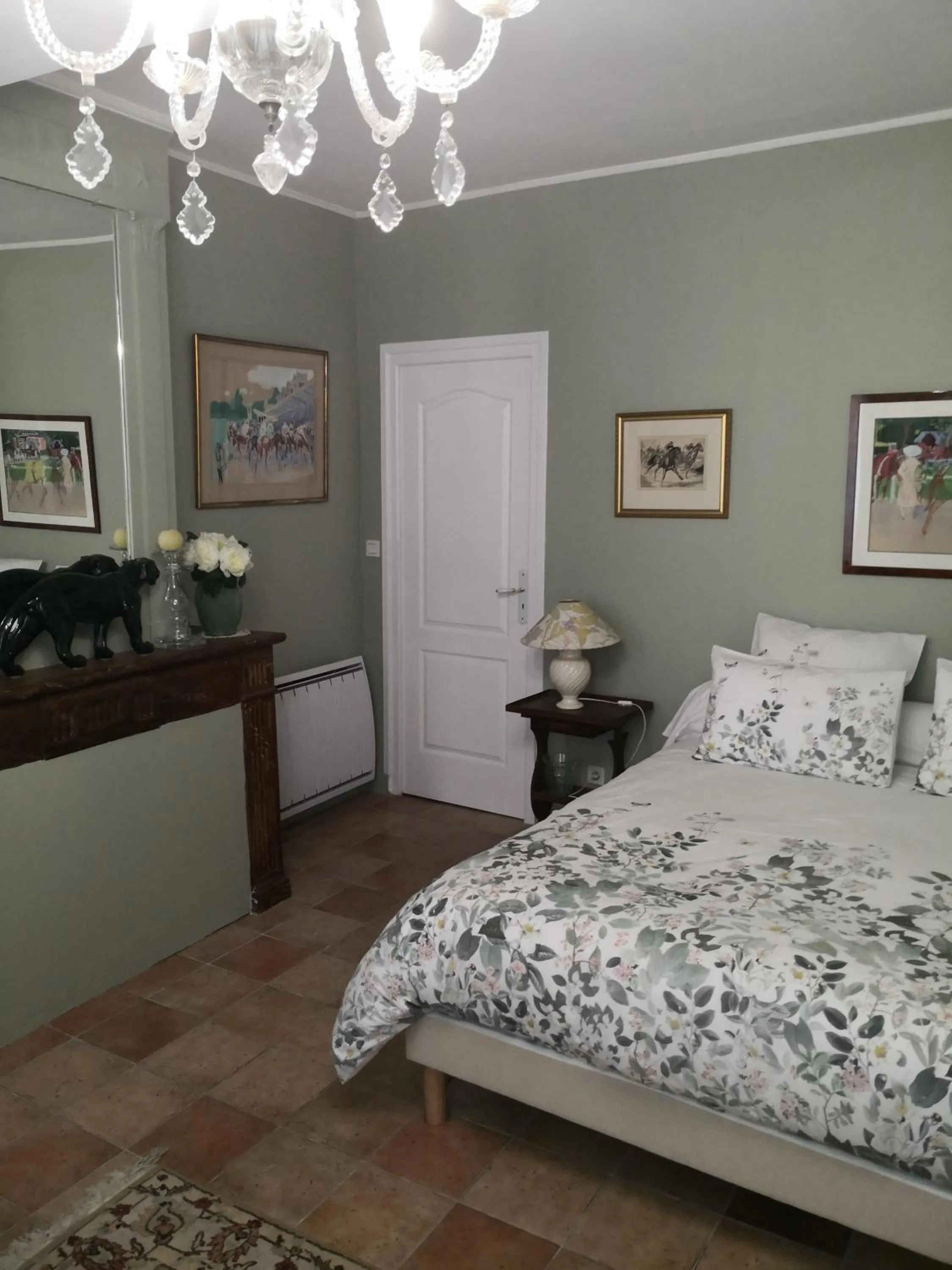 Photo of the whole room, Bed in Les Chambres de L'Horloge