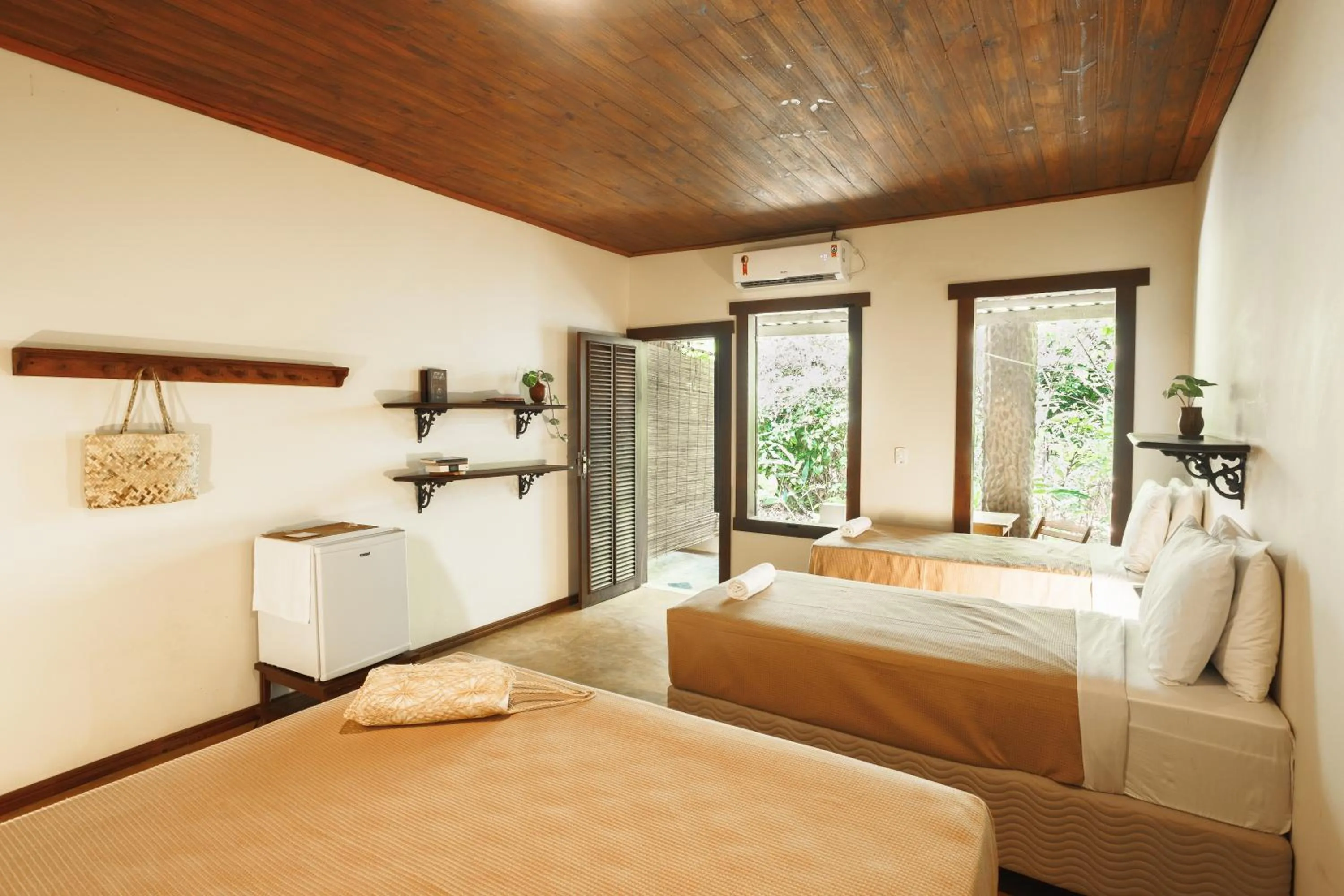 Shower, Bed in Pousada Pouso da Maré