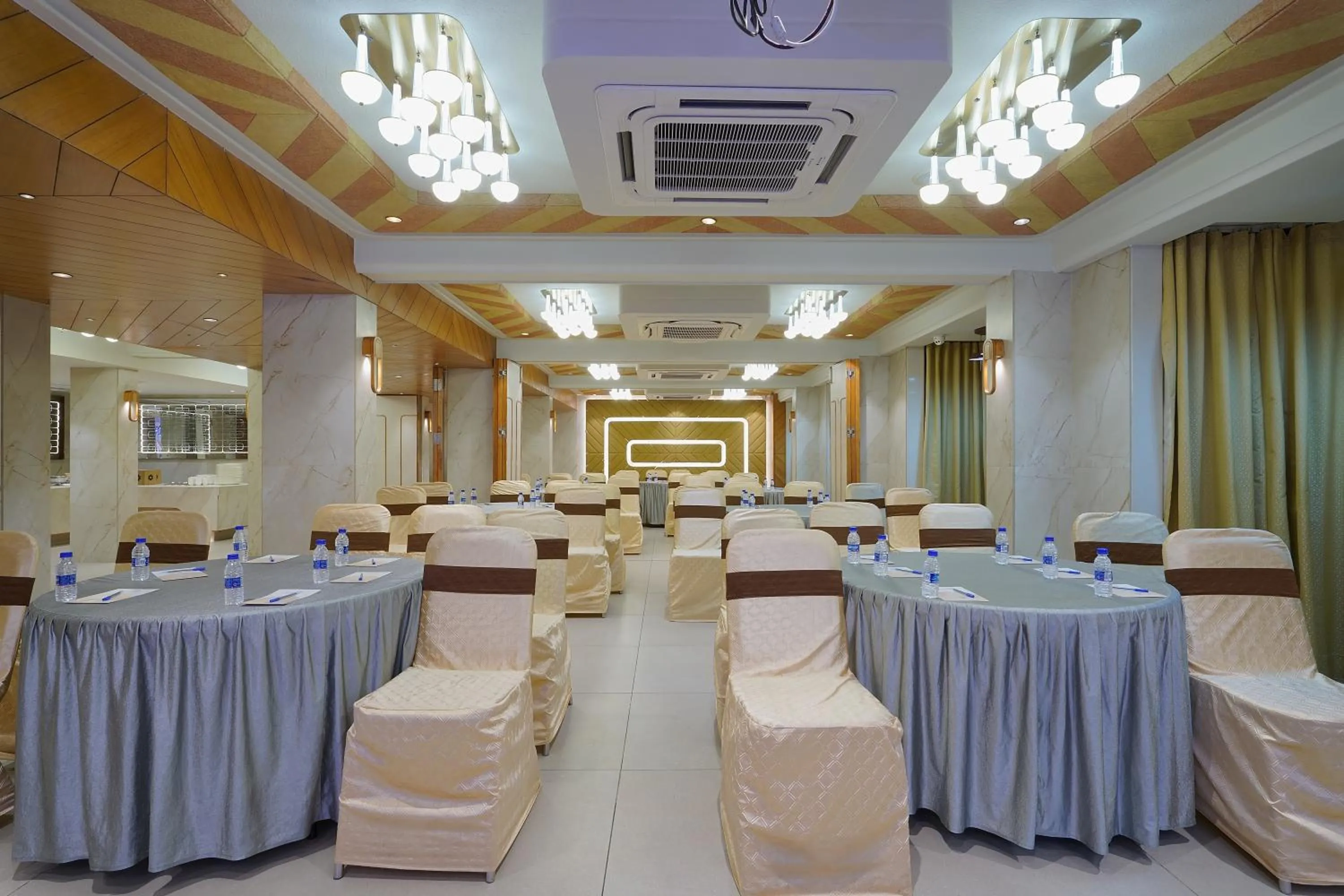 Meeting/conference room in Artilla Inn