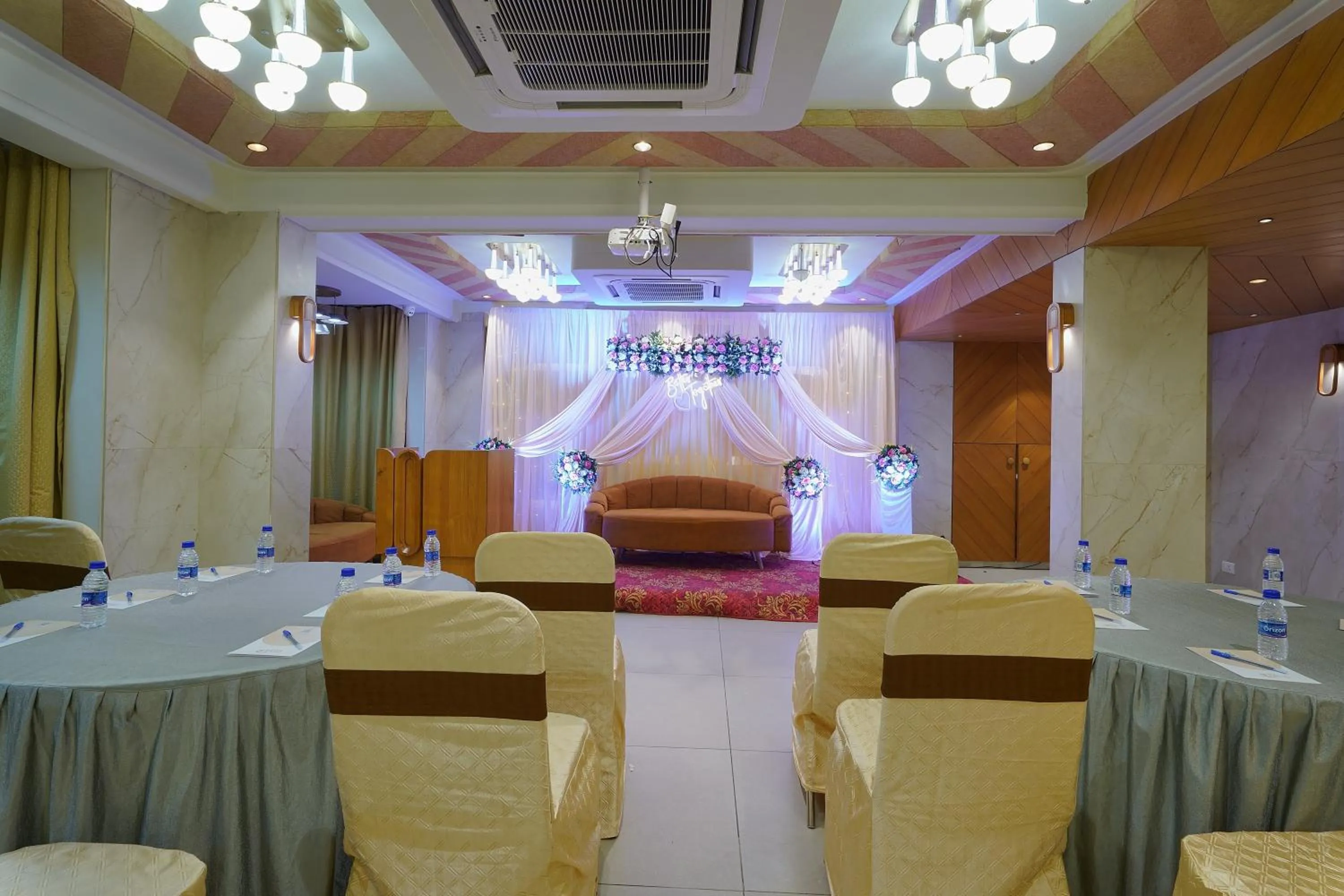 Meeting/conference room in Artilla Inn
