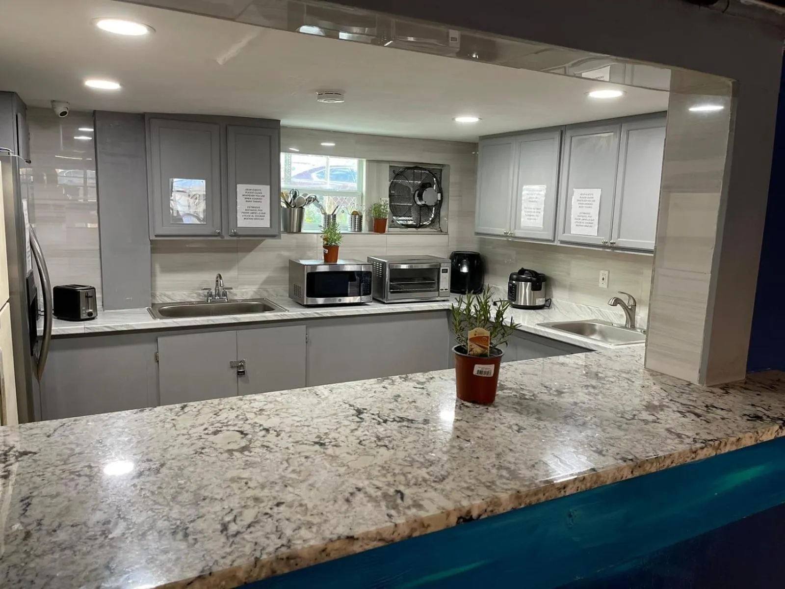 Kitchen or kitchenette in South Beach Rooms and Hostel