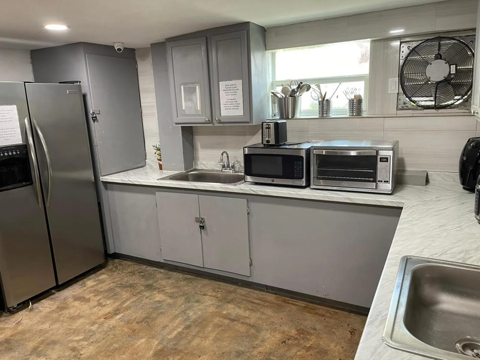 Kitchen or kitchenette in South Beach Rooms and Hostel