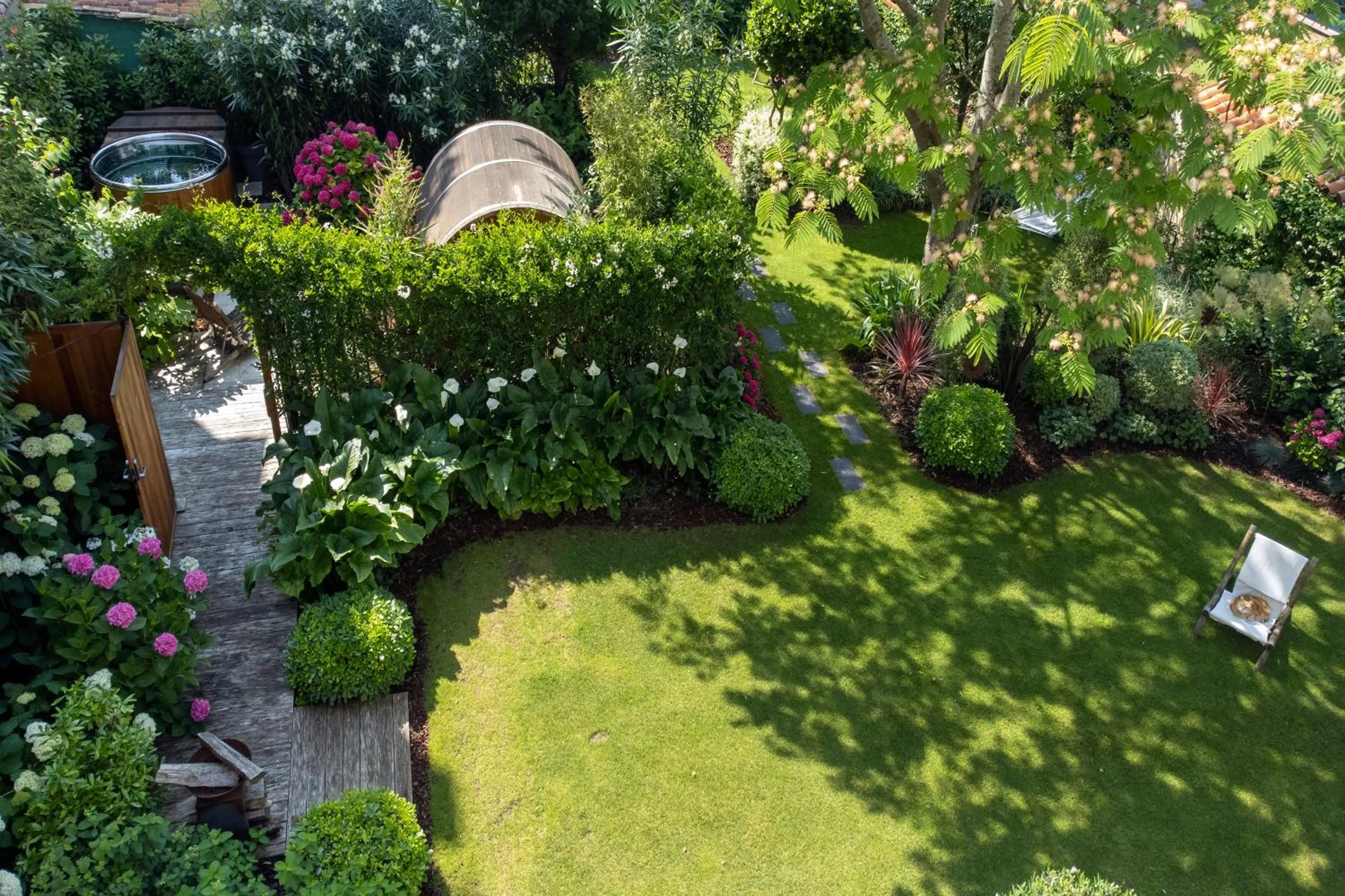 Garden in Escale Rochelaise B&B, SPA bain nordique et sauna tonneau