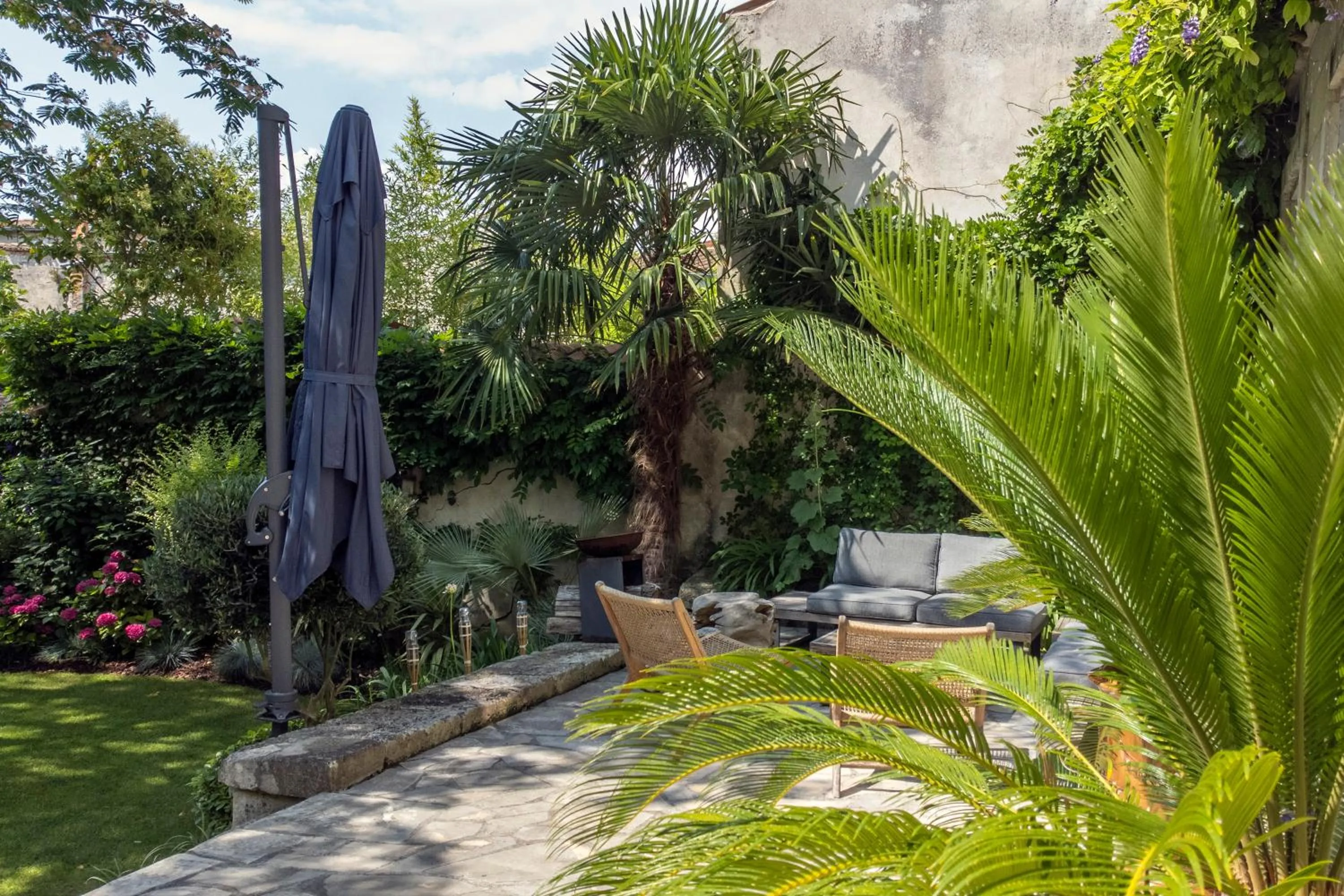 Garden in Escale Rochelaise B&B, SPA bain nordique et sauna tonneau