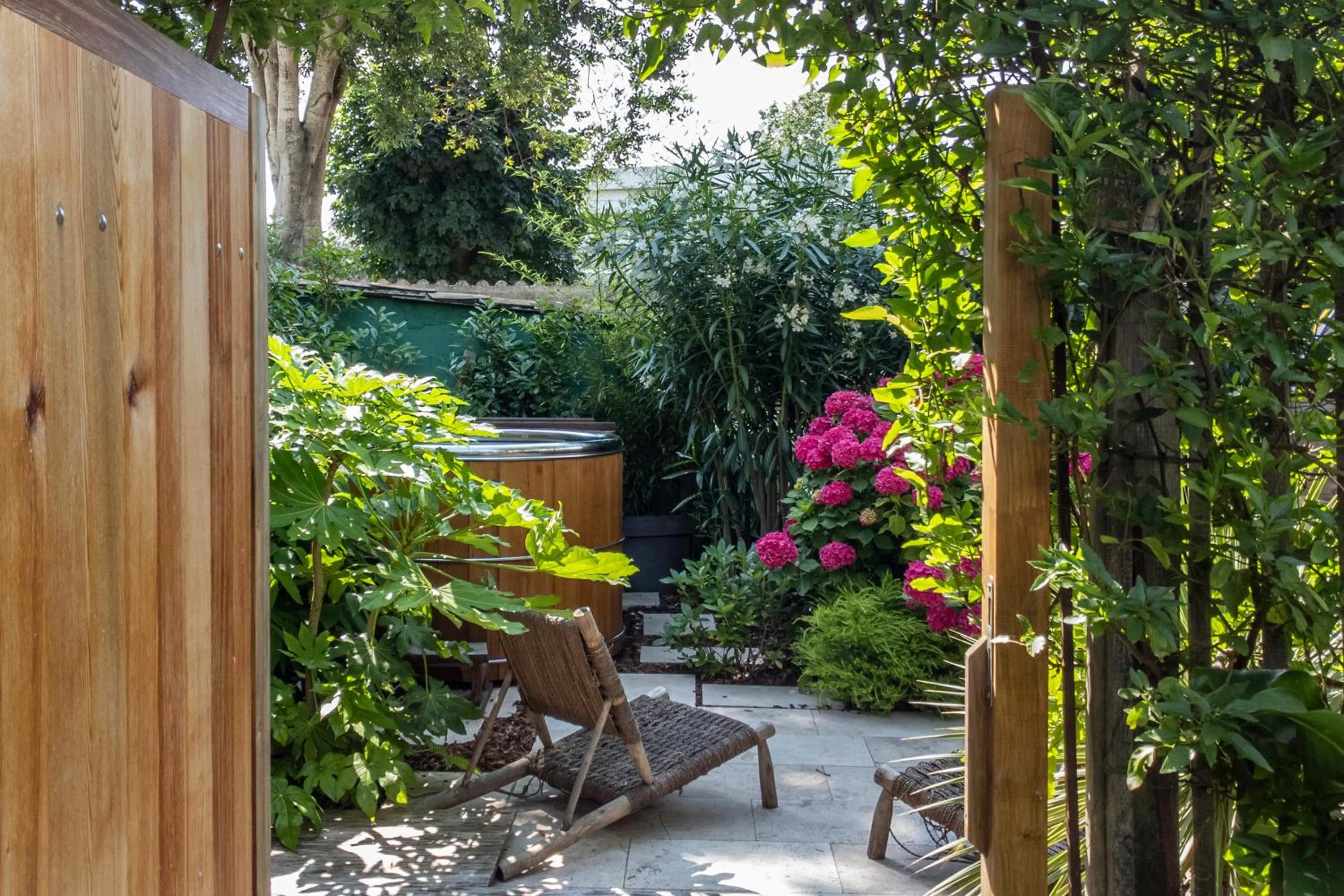 Garden in Escale Rochelaise B&B, SPA bain nordique et sauna tonneau