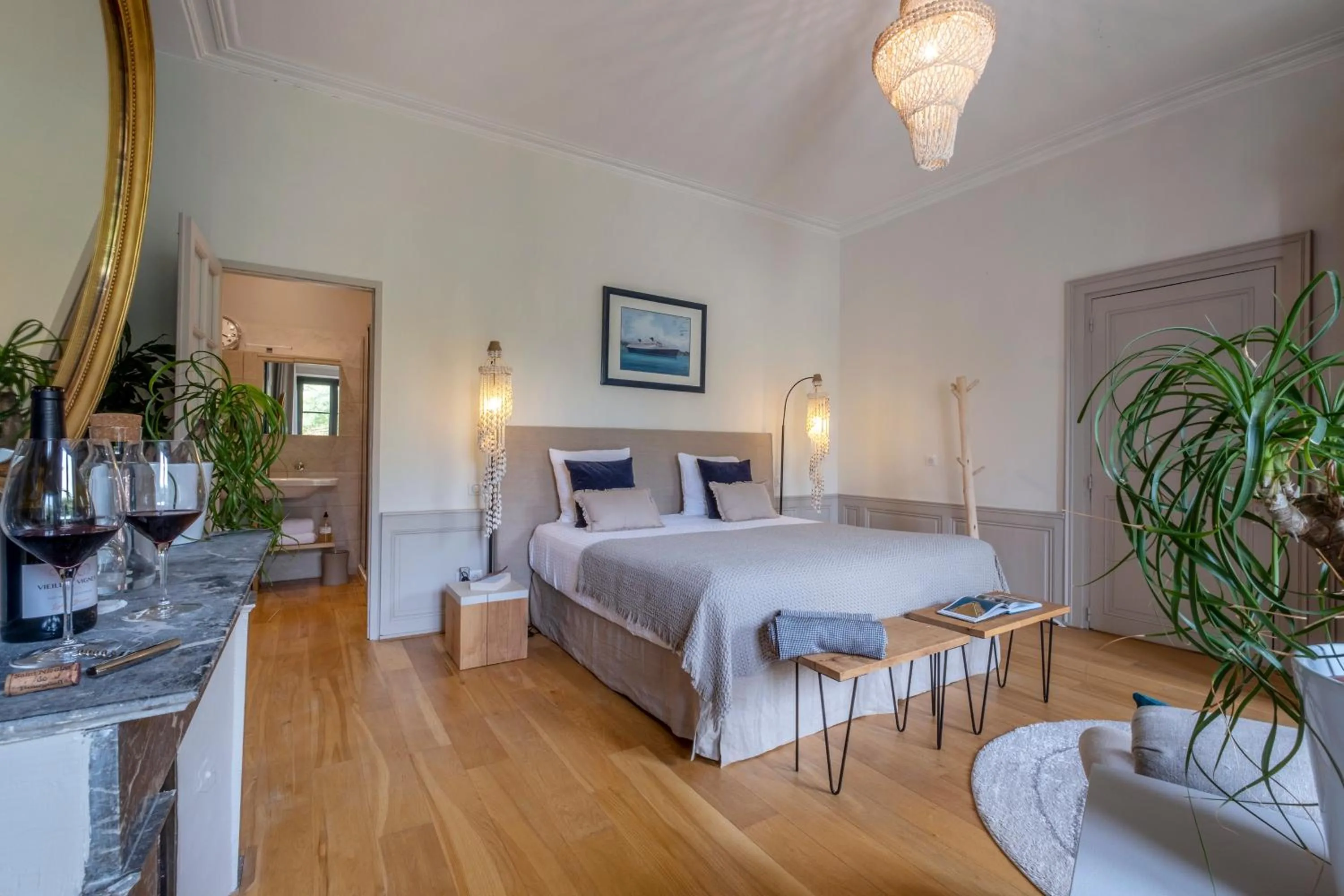 Bed in Escale Rochelaise B&B, SPA bain nordique et sauna tonneau