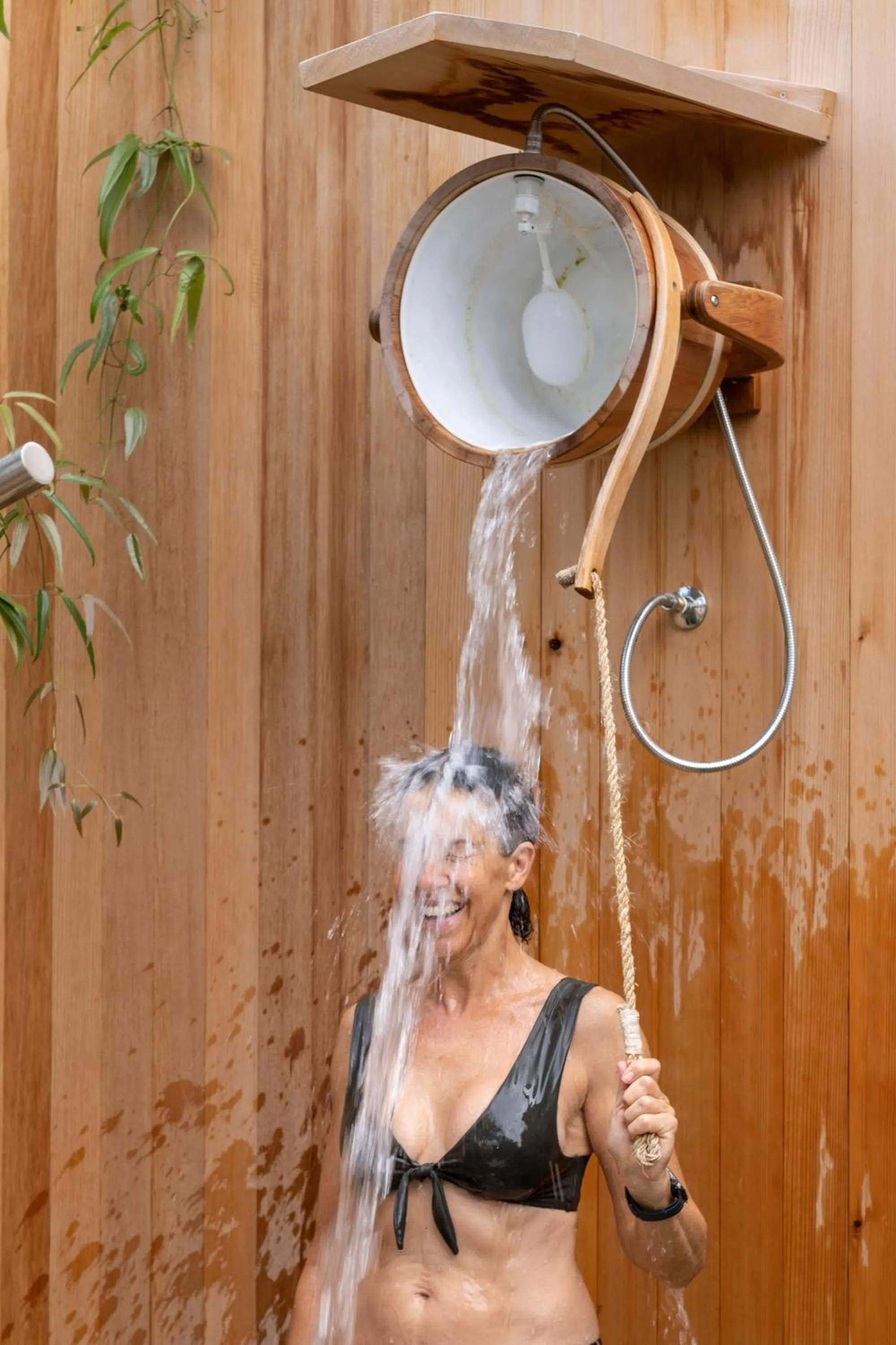 Shower in Escale Rochelaise B&B, SPA bain nordique et sauna tonneau