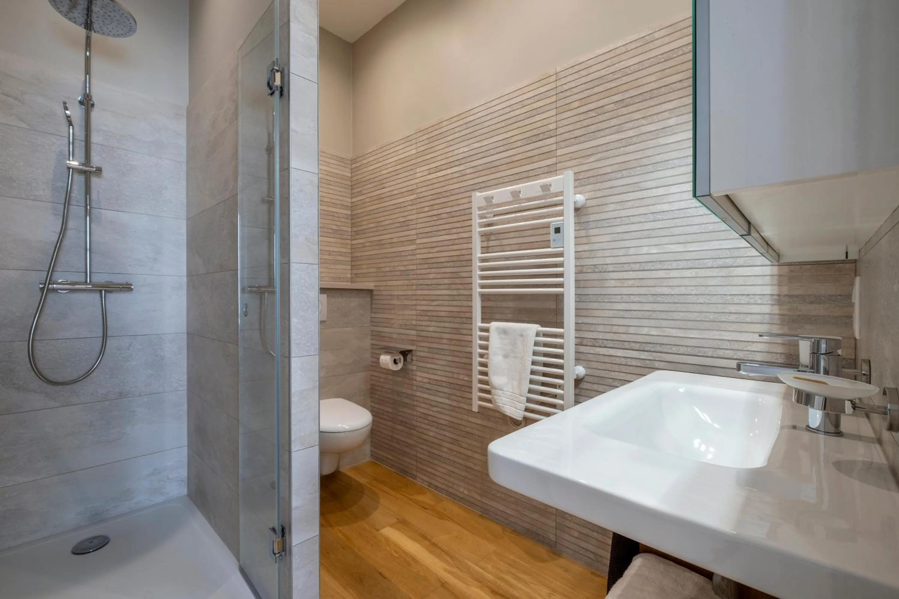 Bathroom in Escale Rochelaise B&B, SPA bain nordique et sauna tonneau