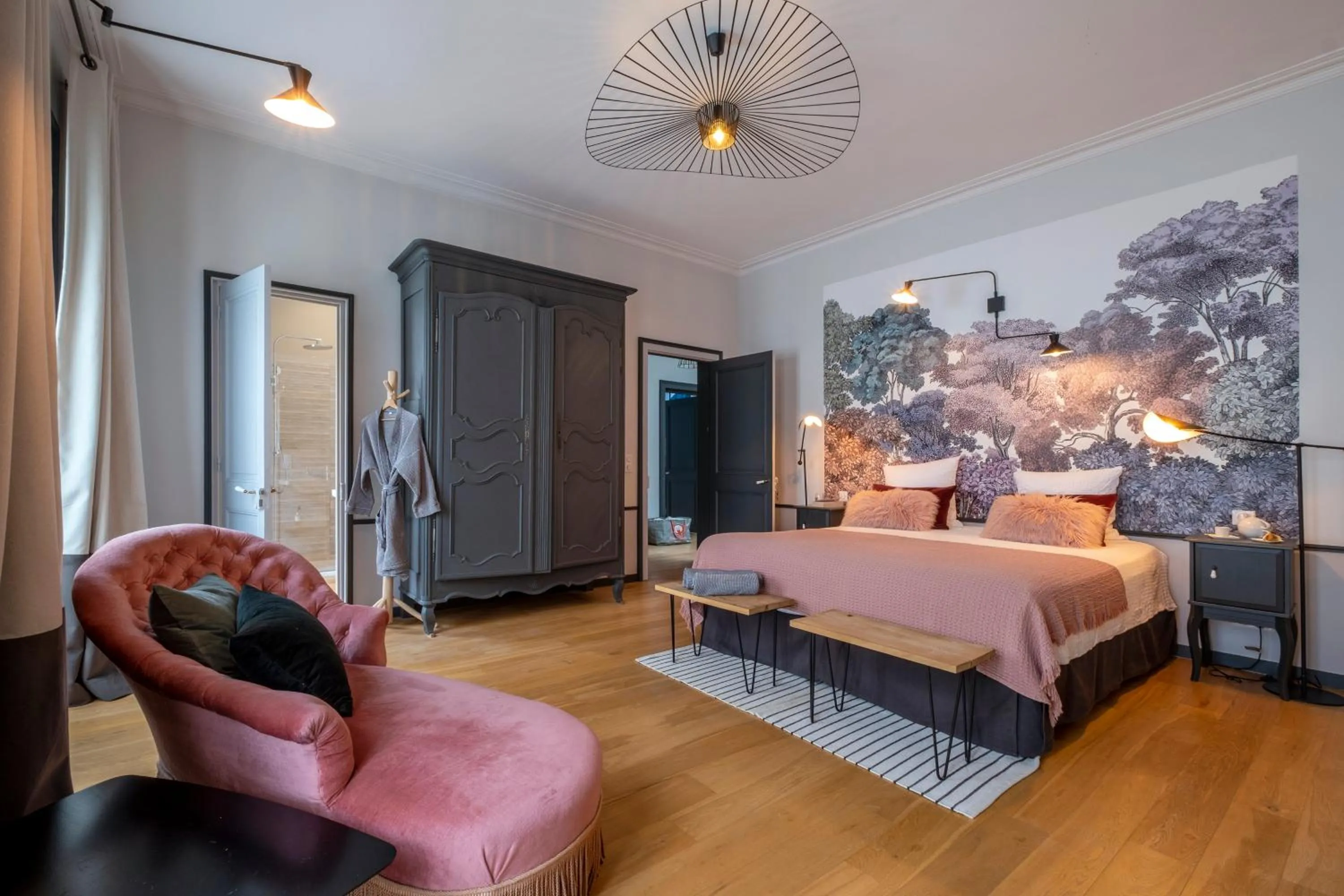 Bed in Escale Rochelaise B&B, SPA bain nordique et sauna tonneau