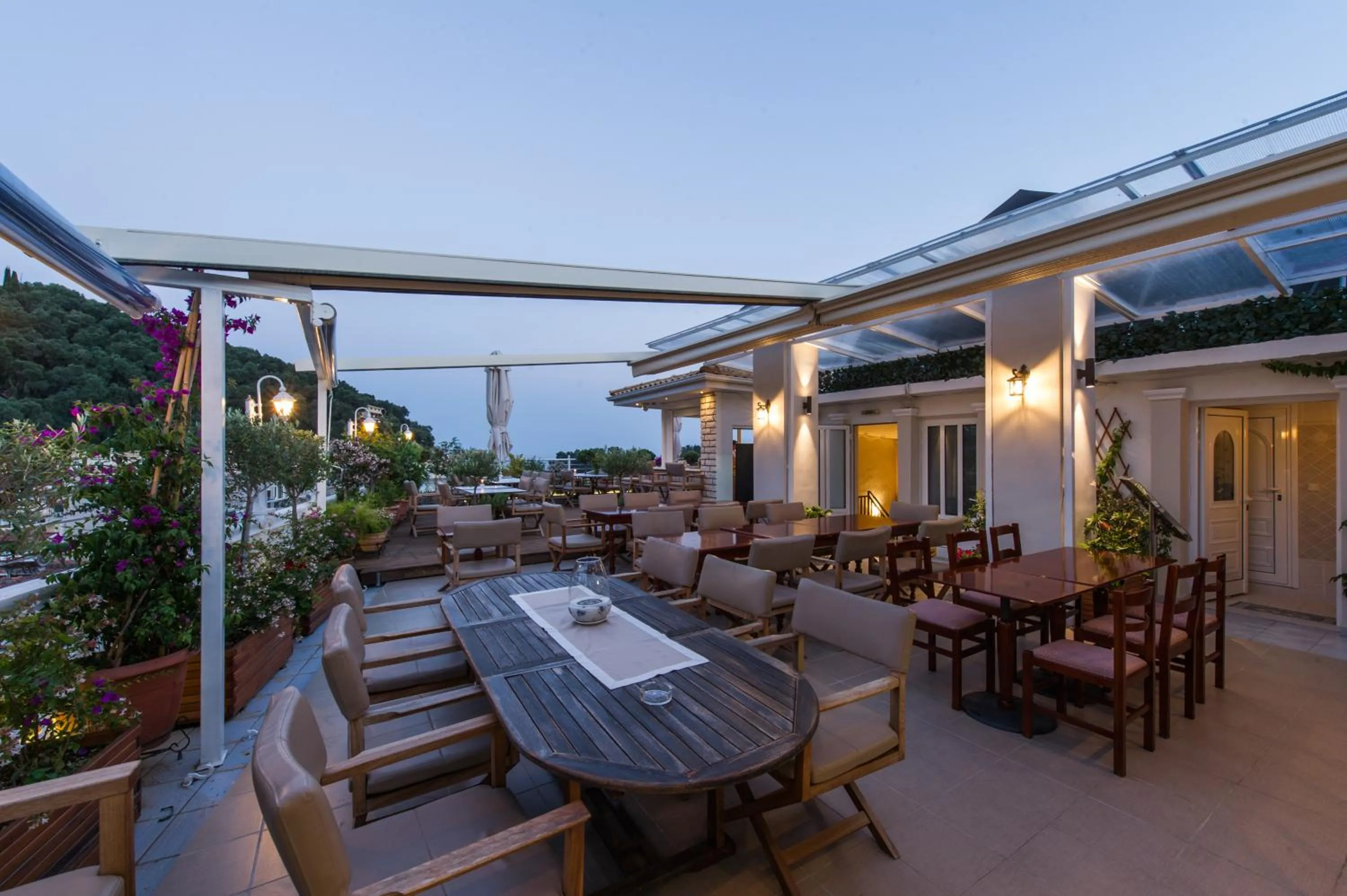 Restaurant/places to eat in Olympic Hotel