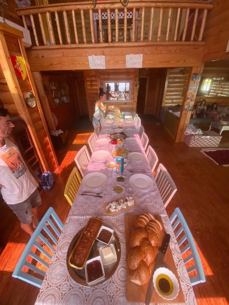 Restaurant/places to eat in Vibe Naftali Estate