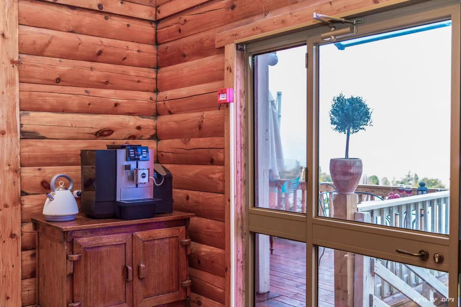 Restaurant/places to eat in Vibe Naftali Estate