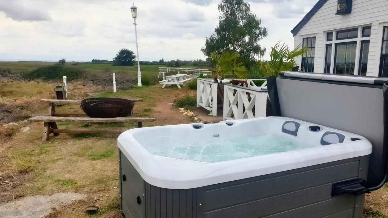Hot Tub in The West Usk Lighthouse Lightkeepers Lodge