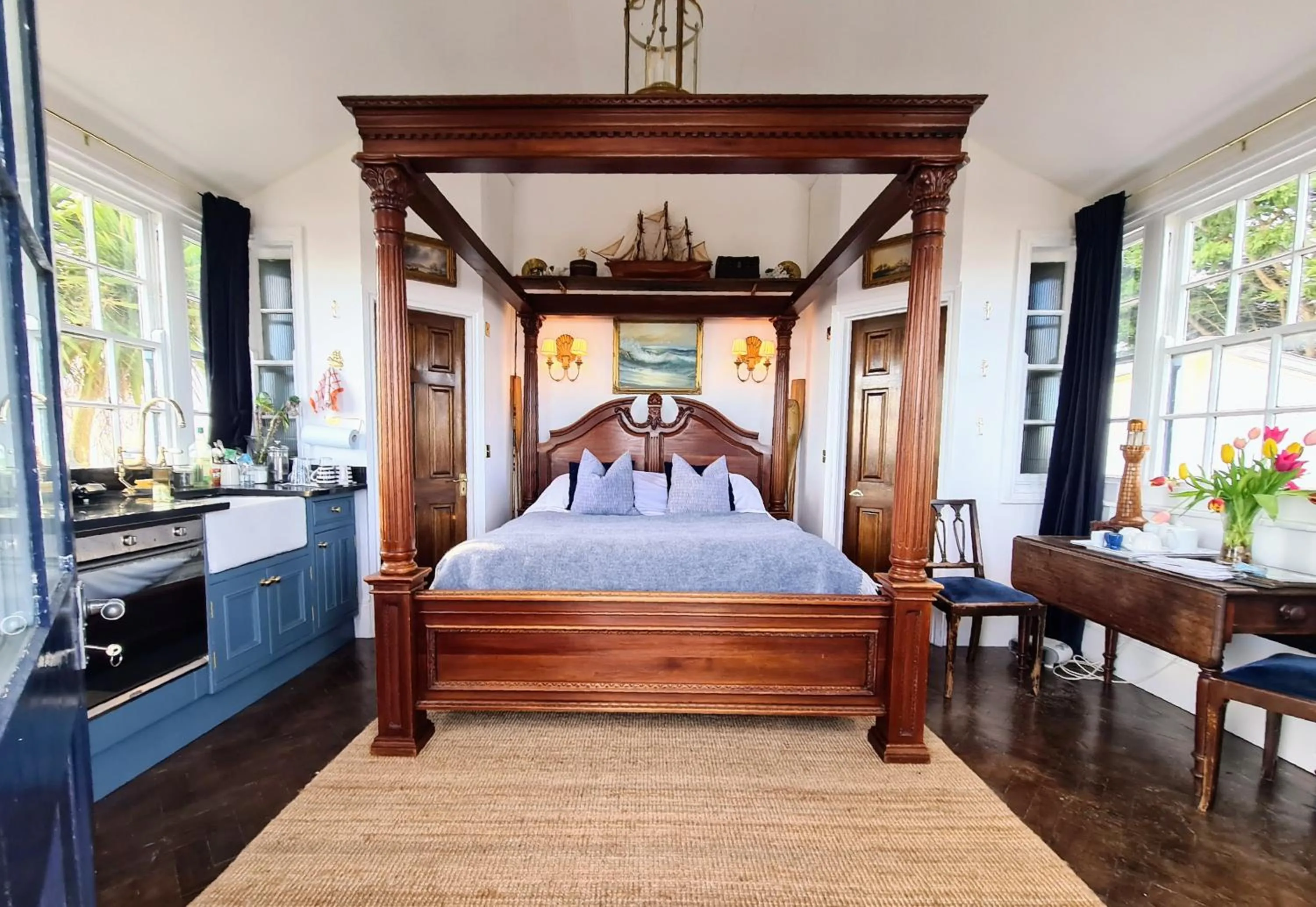 Bedroom, Bed in The West Usk Lighthouse Lightkeepers Lodge