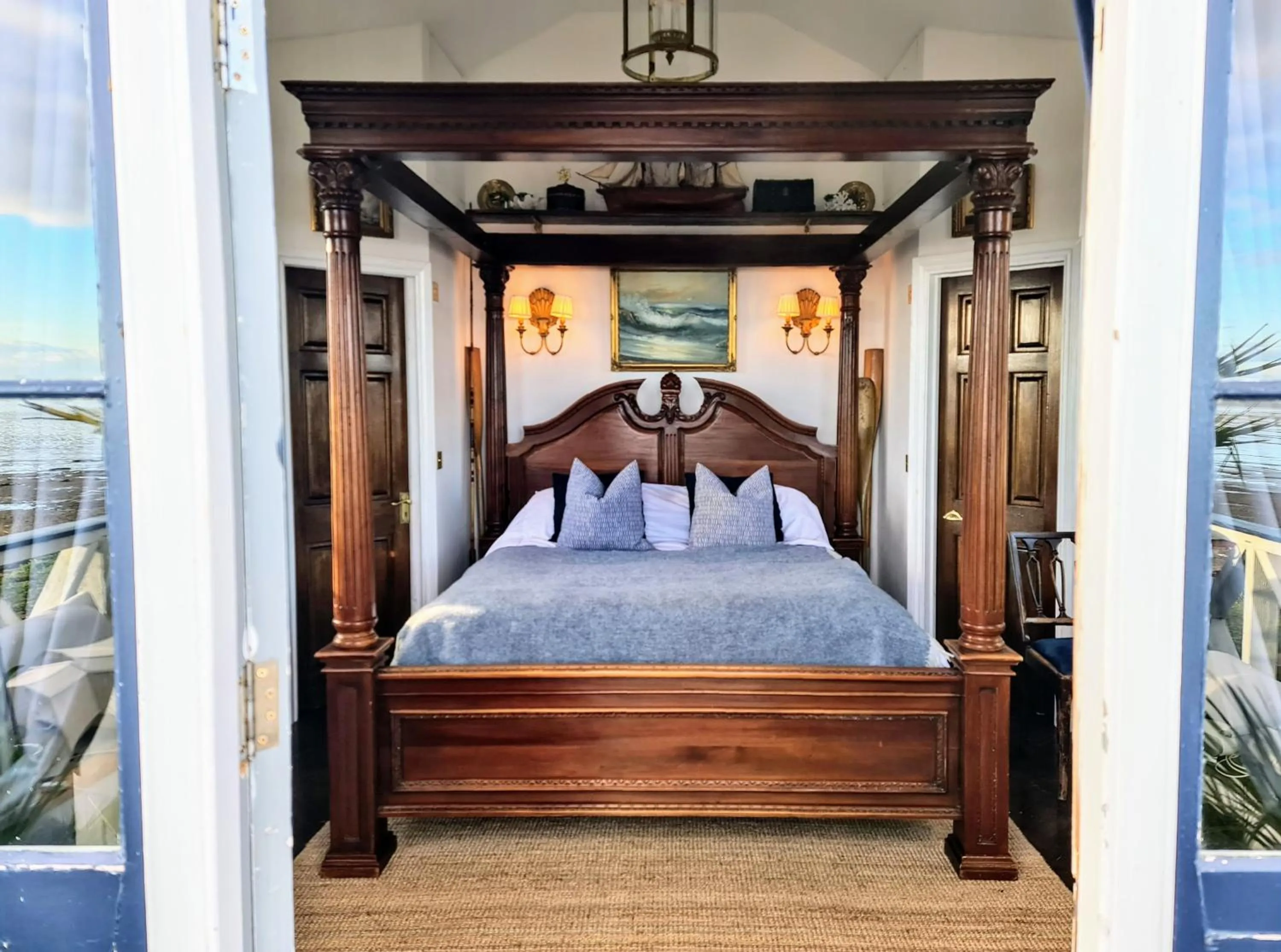 Bed in The West Usk Lighthouse Lightkeepers Lodge