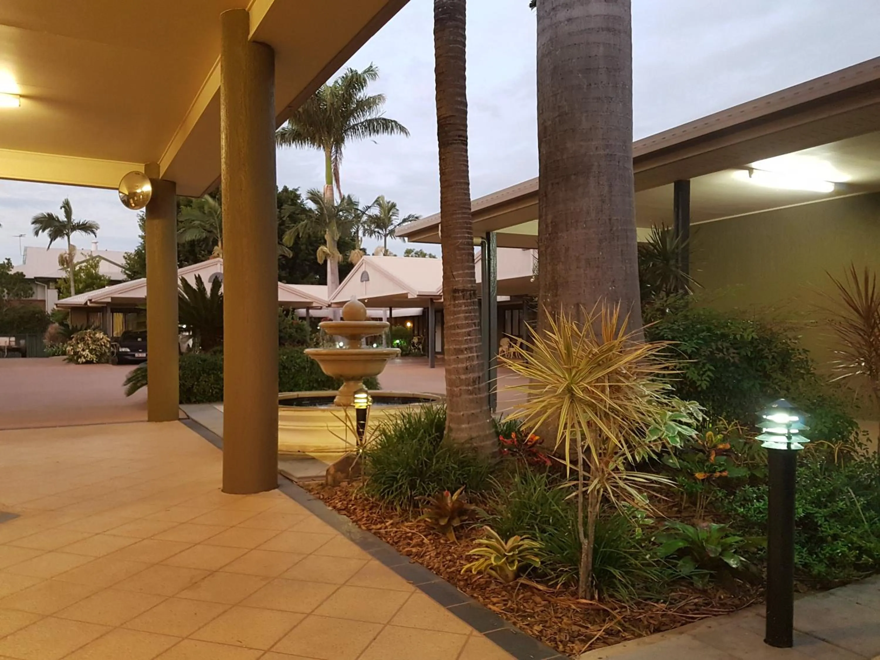 Property building in Rockhampton Palms Motor Inn