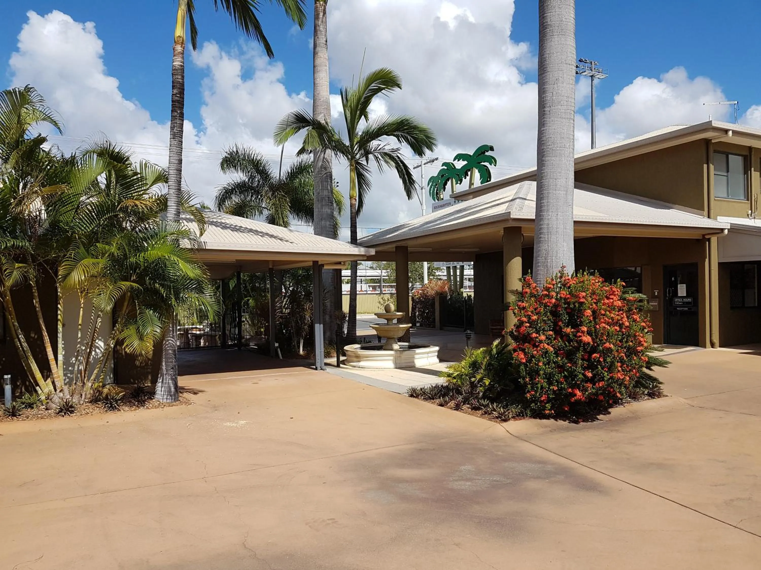 Property building in Rockhampton Palms Motor Inn
