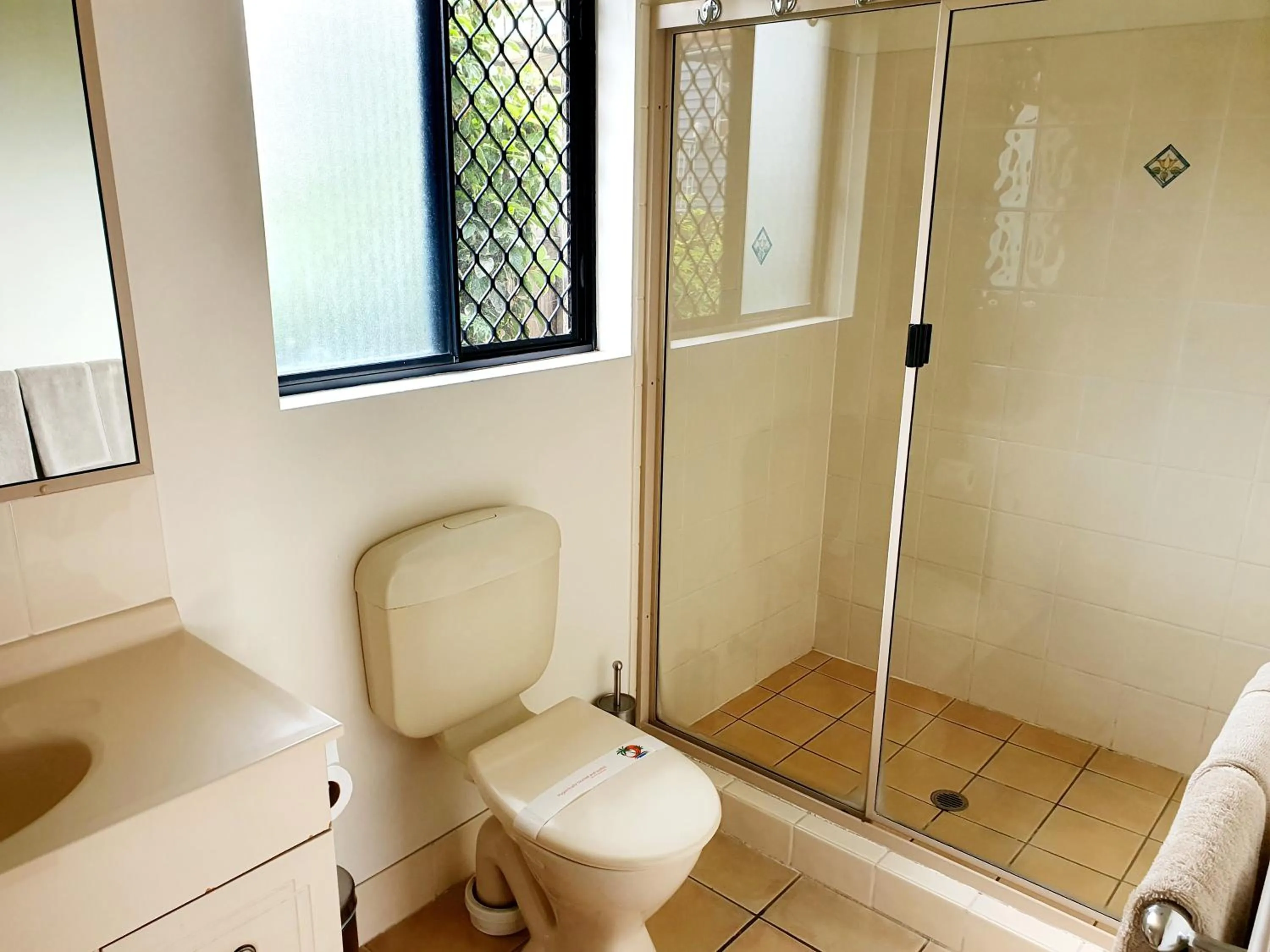 Bathroom in Rockhampton Palms Motor Inn