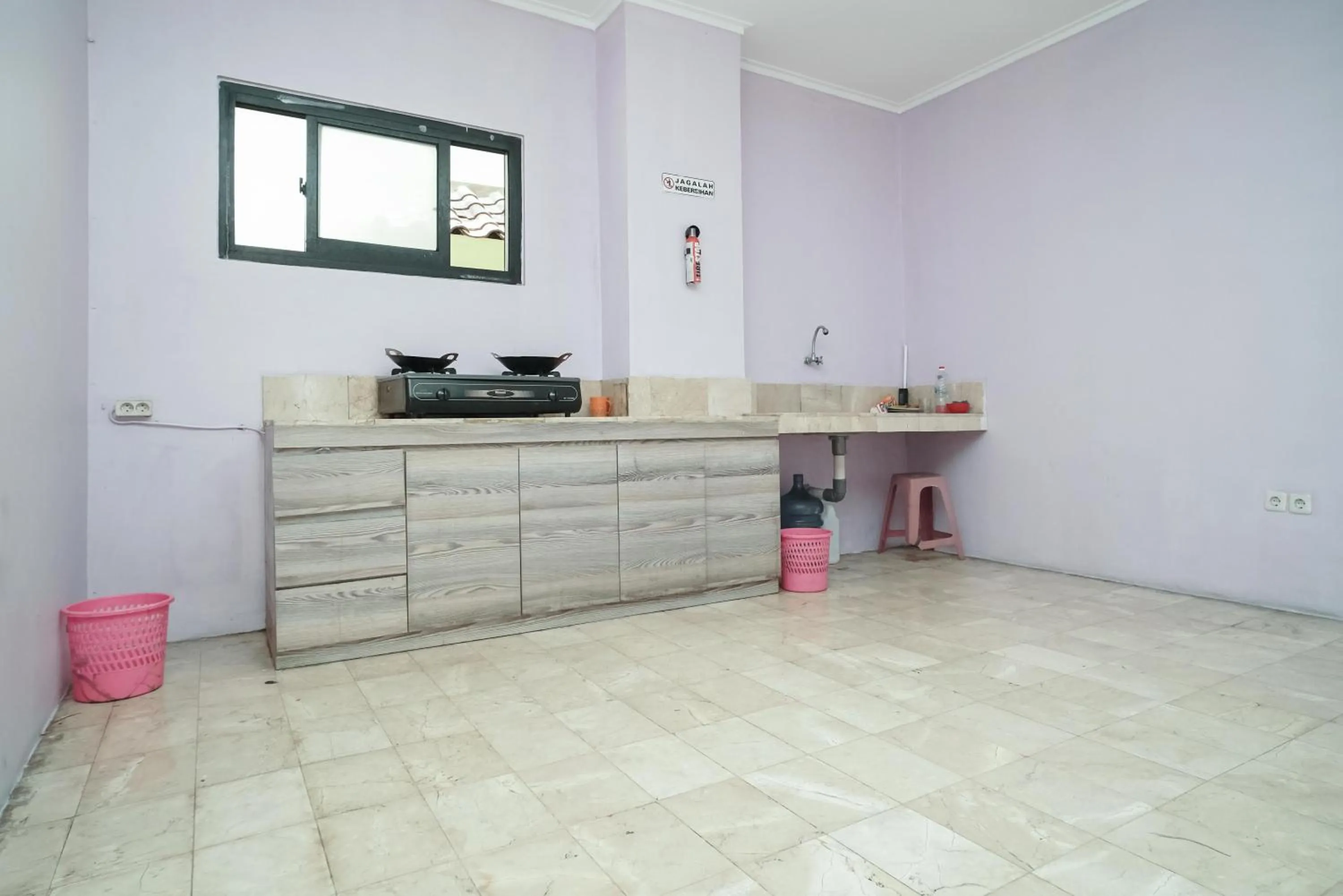 Kitchen or kitchenette in KoolKost near Universitas BINUS Anggrek