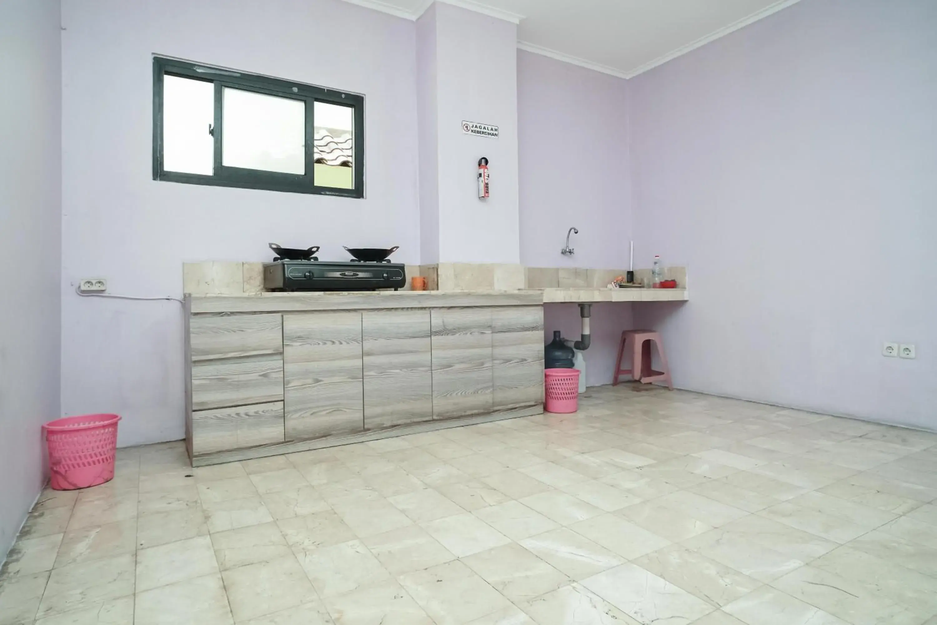 Kitchen or kitchenette in KoolKost near Universitas BINUS Anggrek Kitchen or kitchenette in KoolKost near Universitas BINUS Anggrek