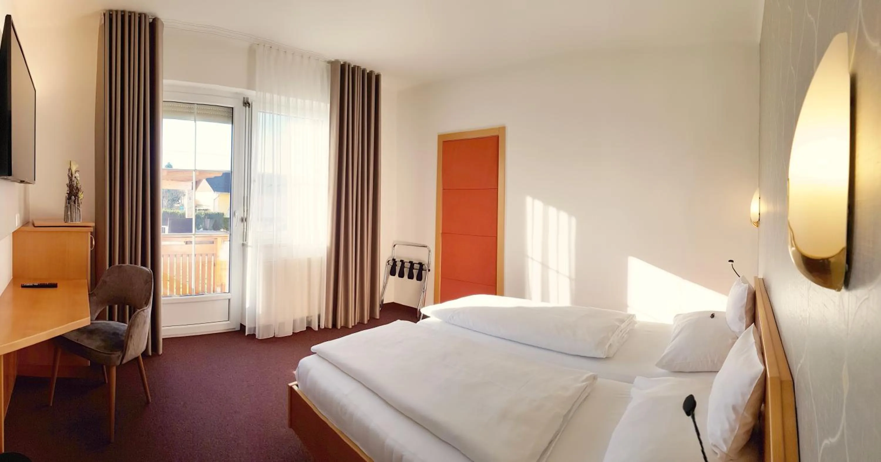 Photo of the whole room, Bed in Hotel-Restaurant Teuschler-Mogg Bad Waltersdorf inklusiv Genusscard