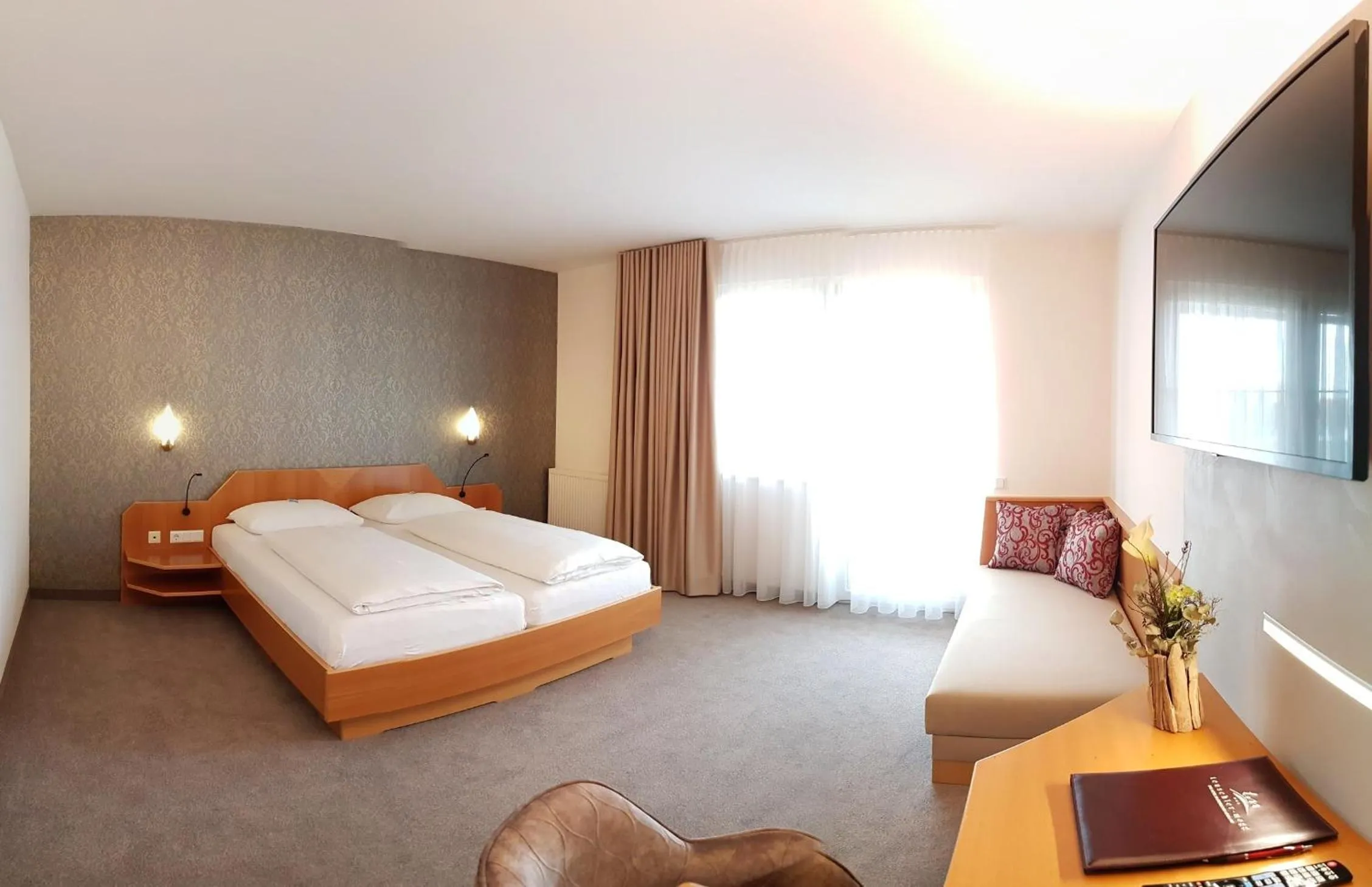 Photo of the whole room, Bed in Hotel-Restaurant Teuschler-Mogg Bad Waltersdorf inklusiv Genusscard