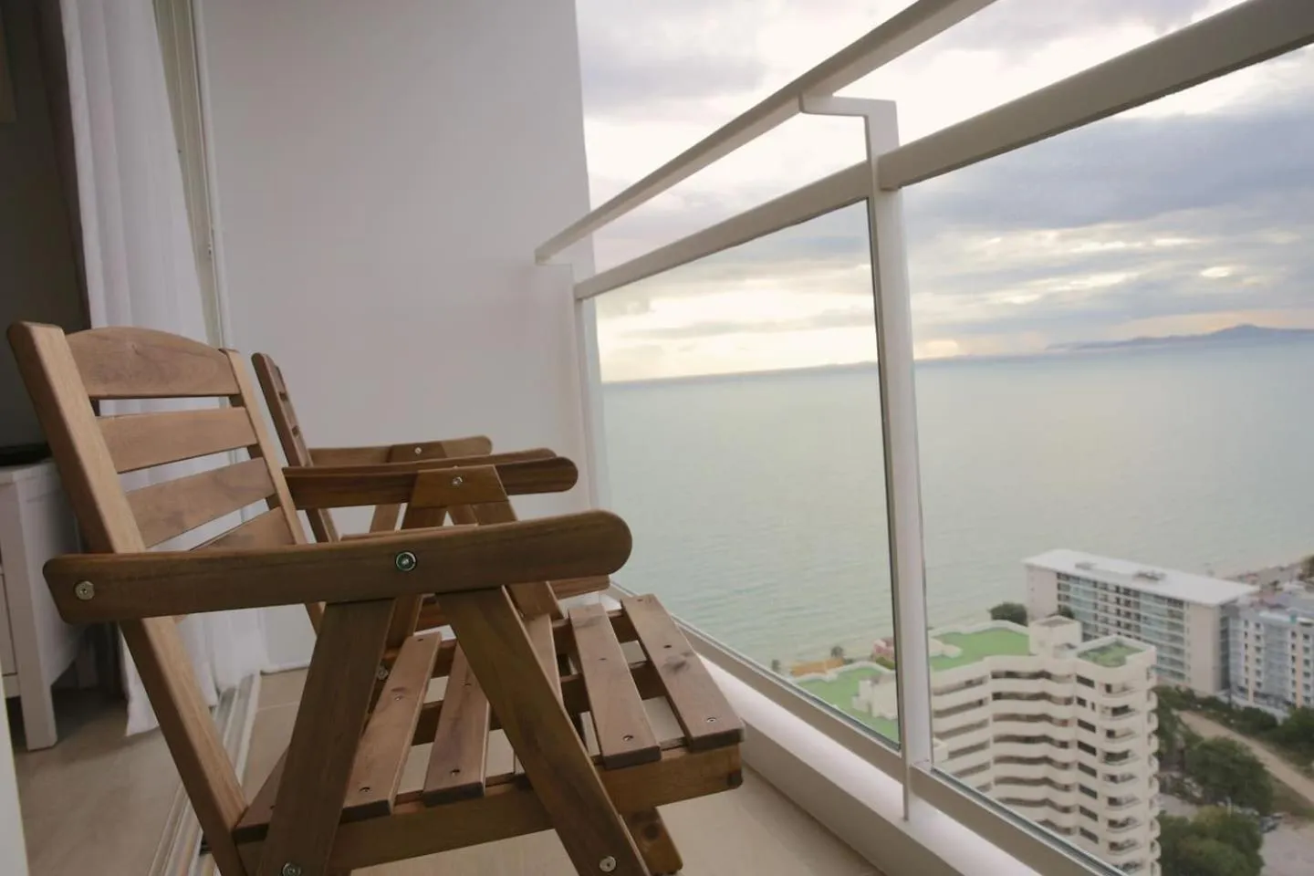 Stunning sunset on 30th floor beach front@Veranda