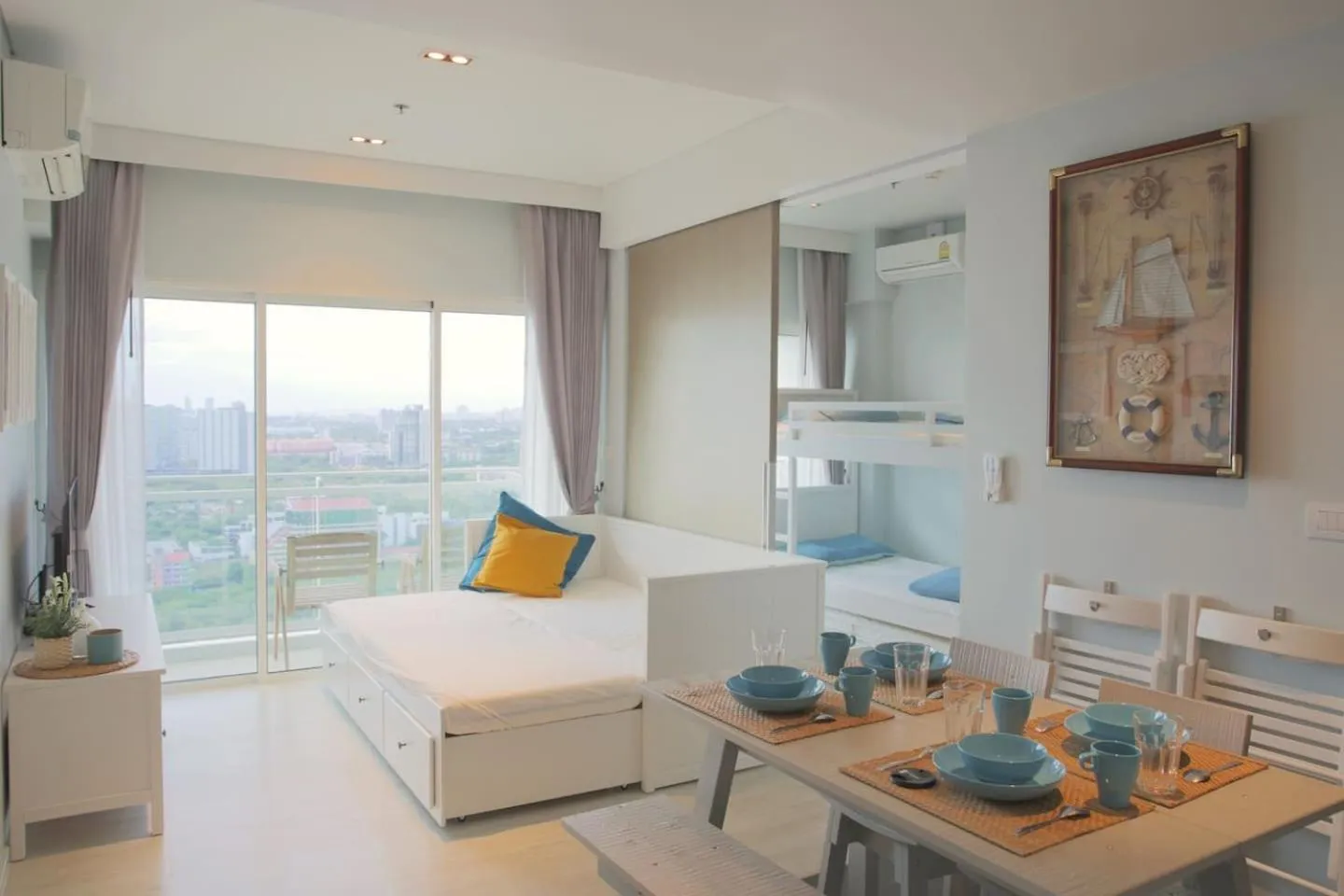 Stunning sunset on 30th floor beach front@Veranda