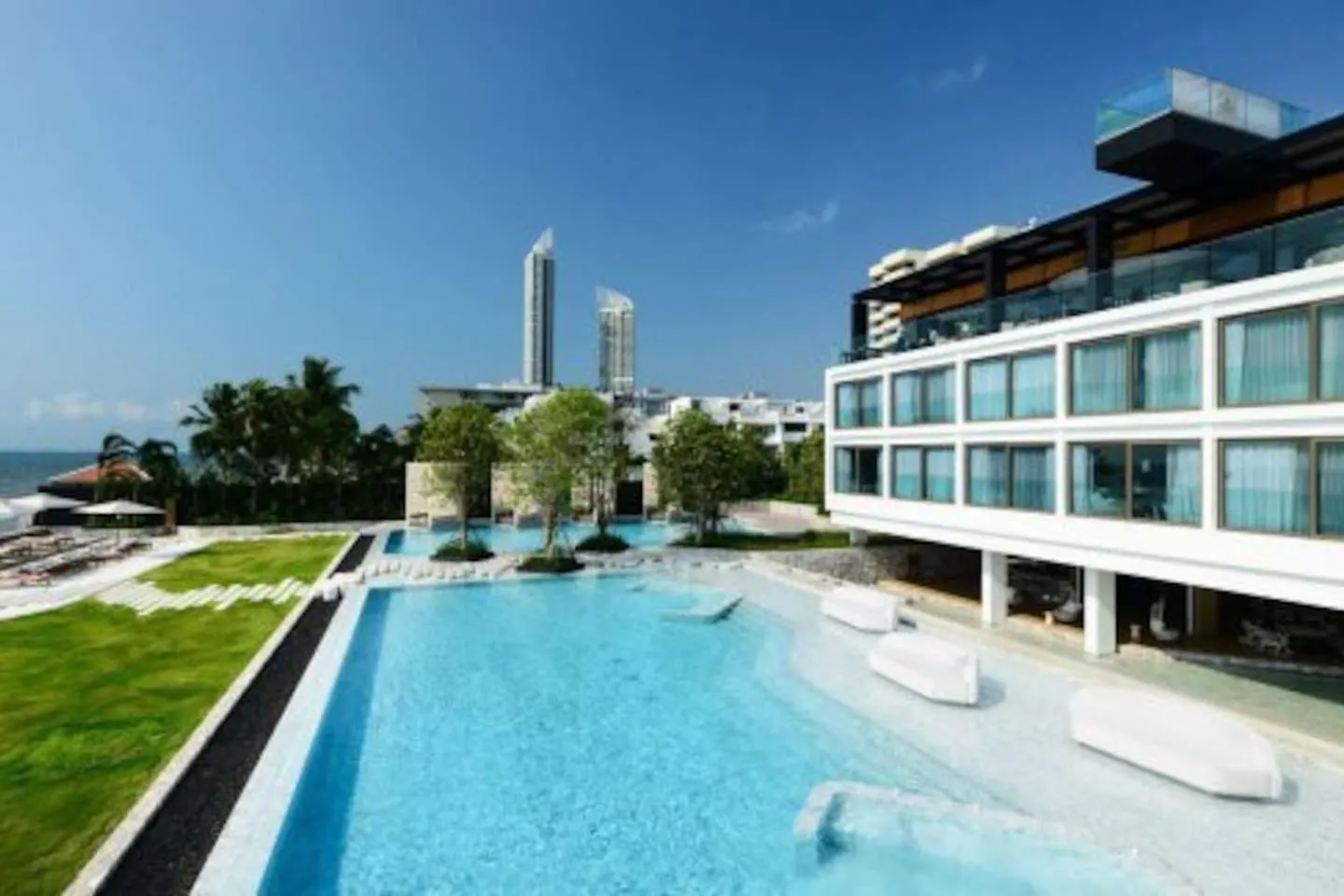 Stunning sunset on 30th floor beach front@Veranda