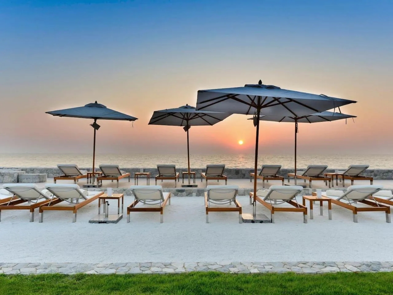 Stunning sunset on 30th floor beach front@Veranda