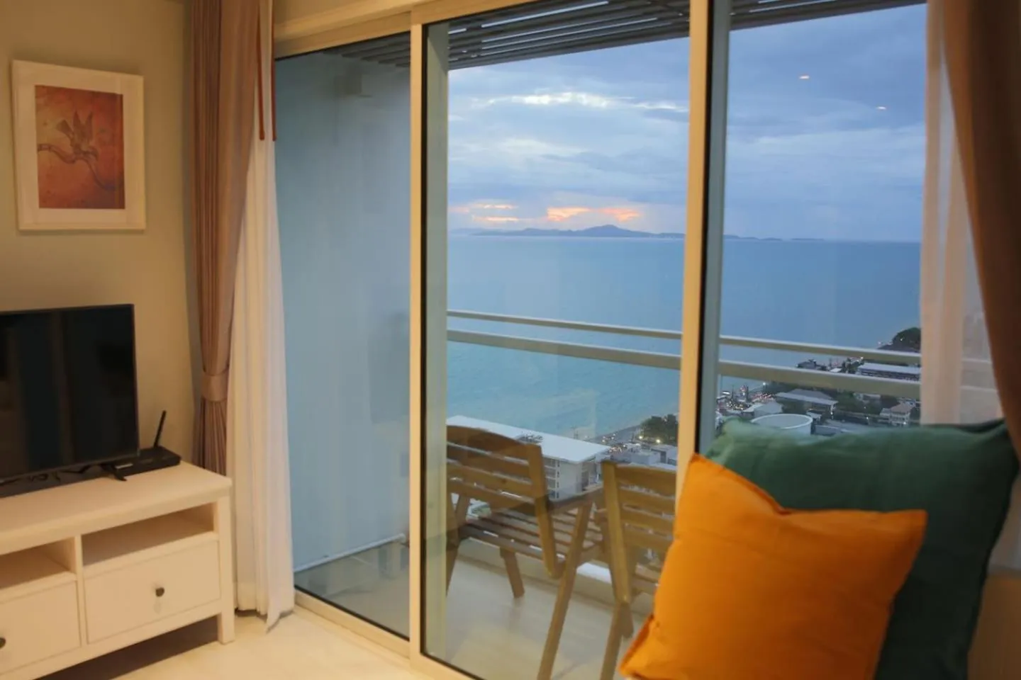 Stunning sunset on 30th floor beach front@Veranda