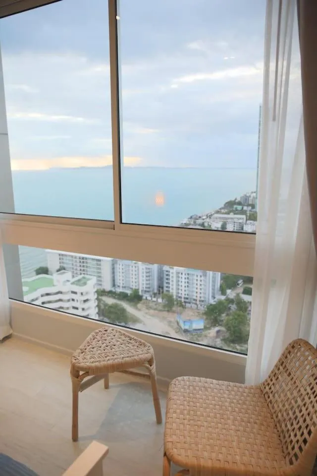 Stunning sunset on 30th floor beach front@Veranda