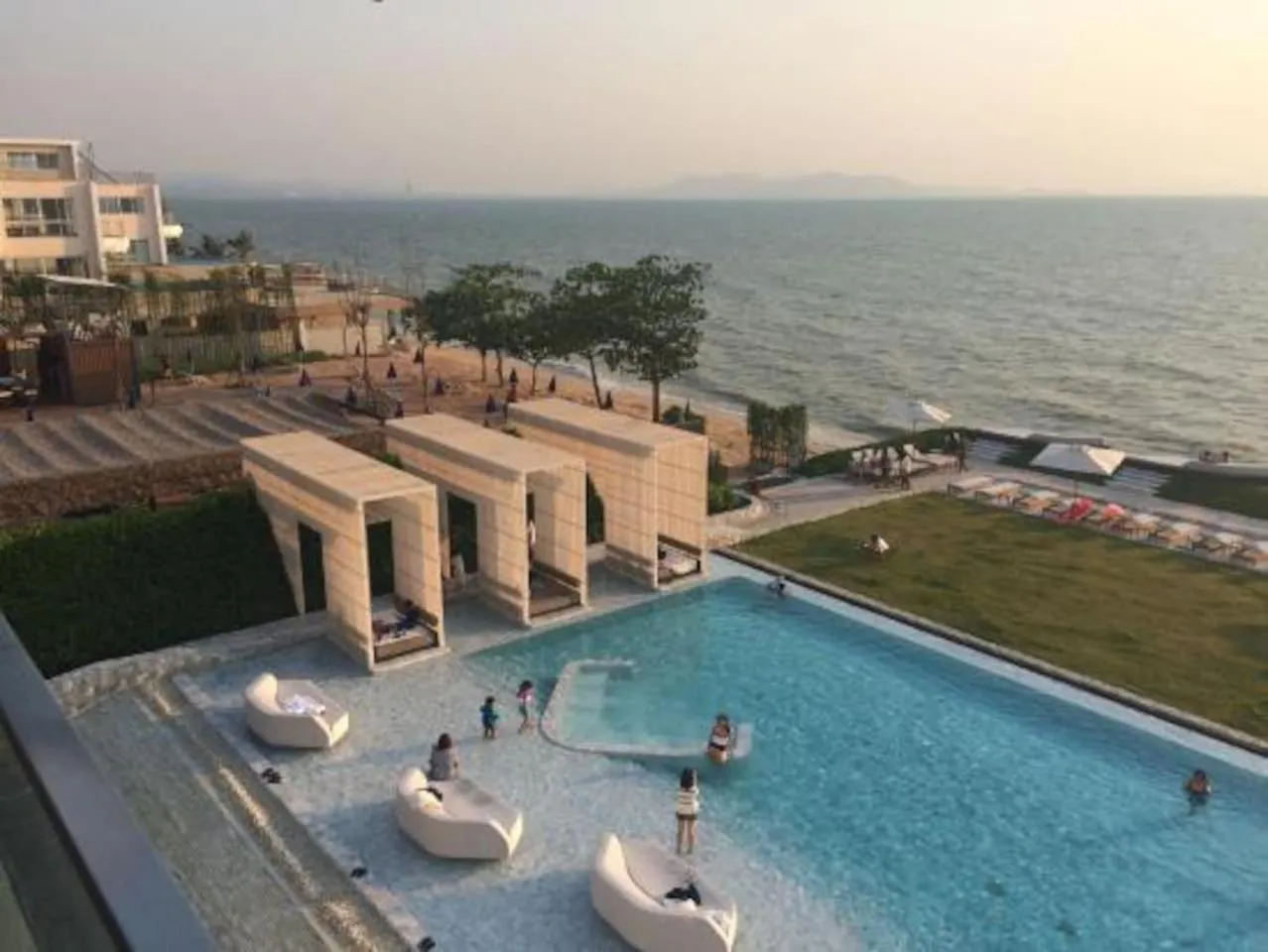 Stunning sunset on 30th floor beach front@Veranda