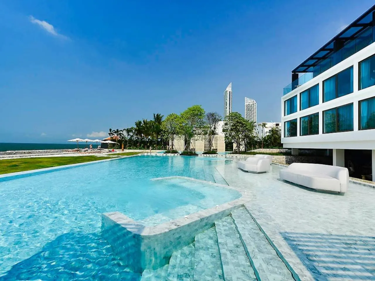 Stunning sunset on 30th floor beach front@Veranda