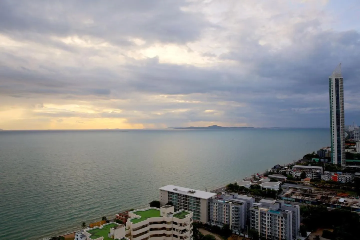 Stunning sunset on 30th floor beach front@Veranda