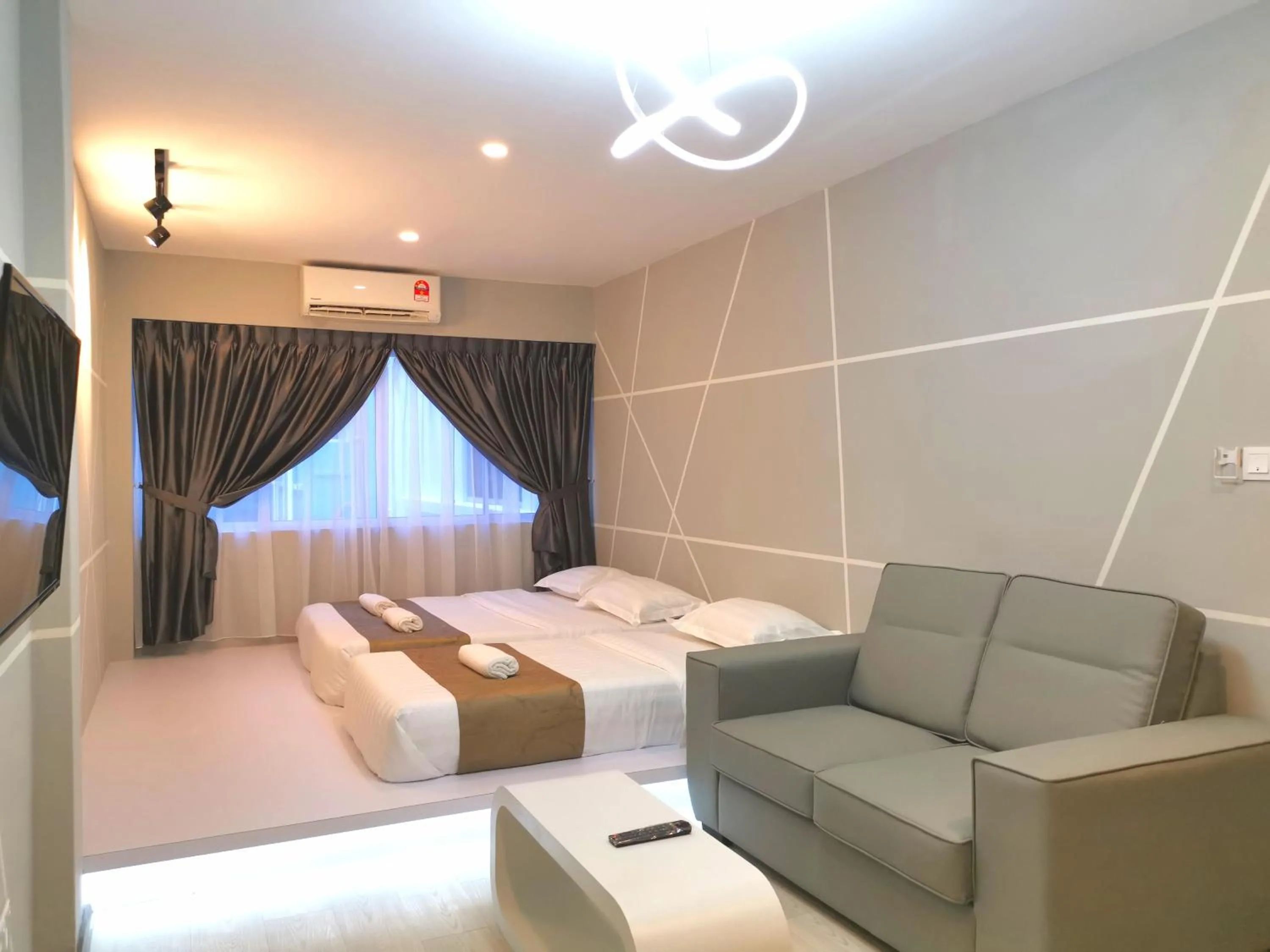 Photo of the whole room, Bed in HotSpot @ City Centre by SSVC