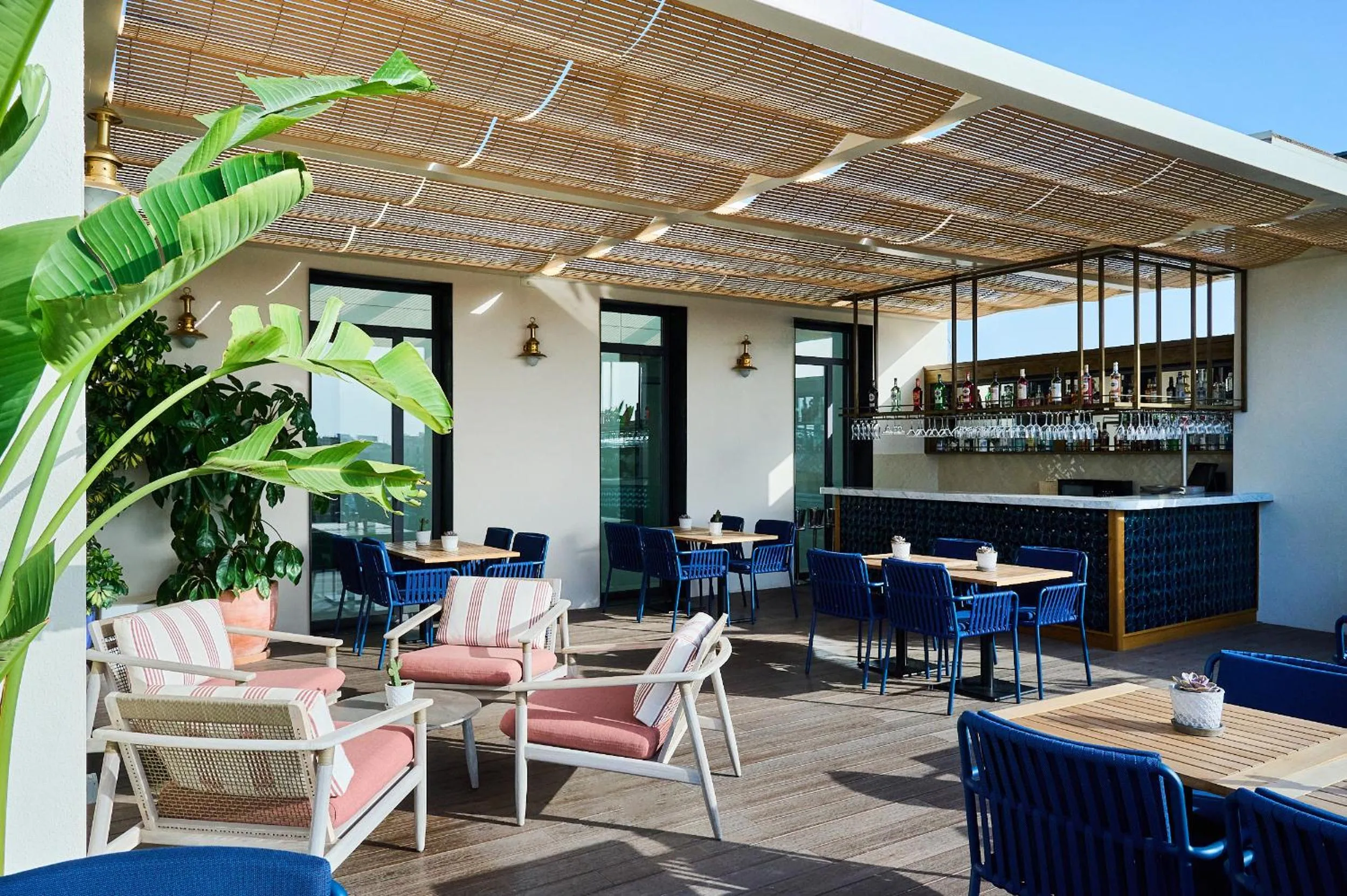 Swimming pool in H10 Port Vell 4* Sup