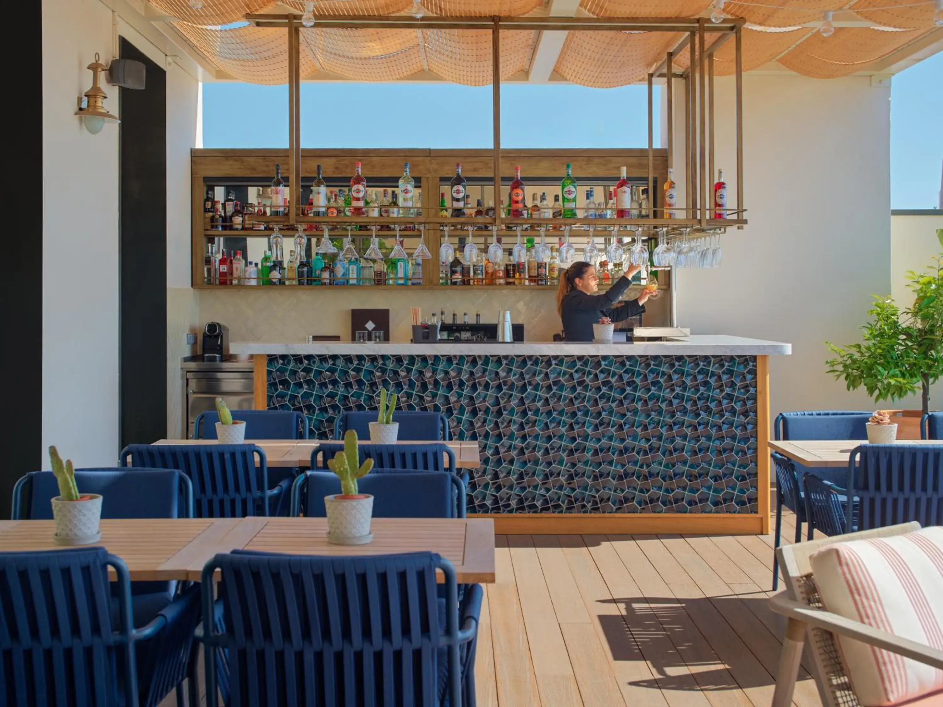 Lounge or bar in H10 Port Vell 4* Sup Lounge or bar in H10 Port Vell 4* Sup