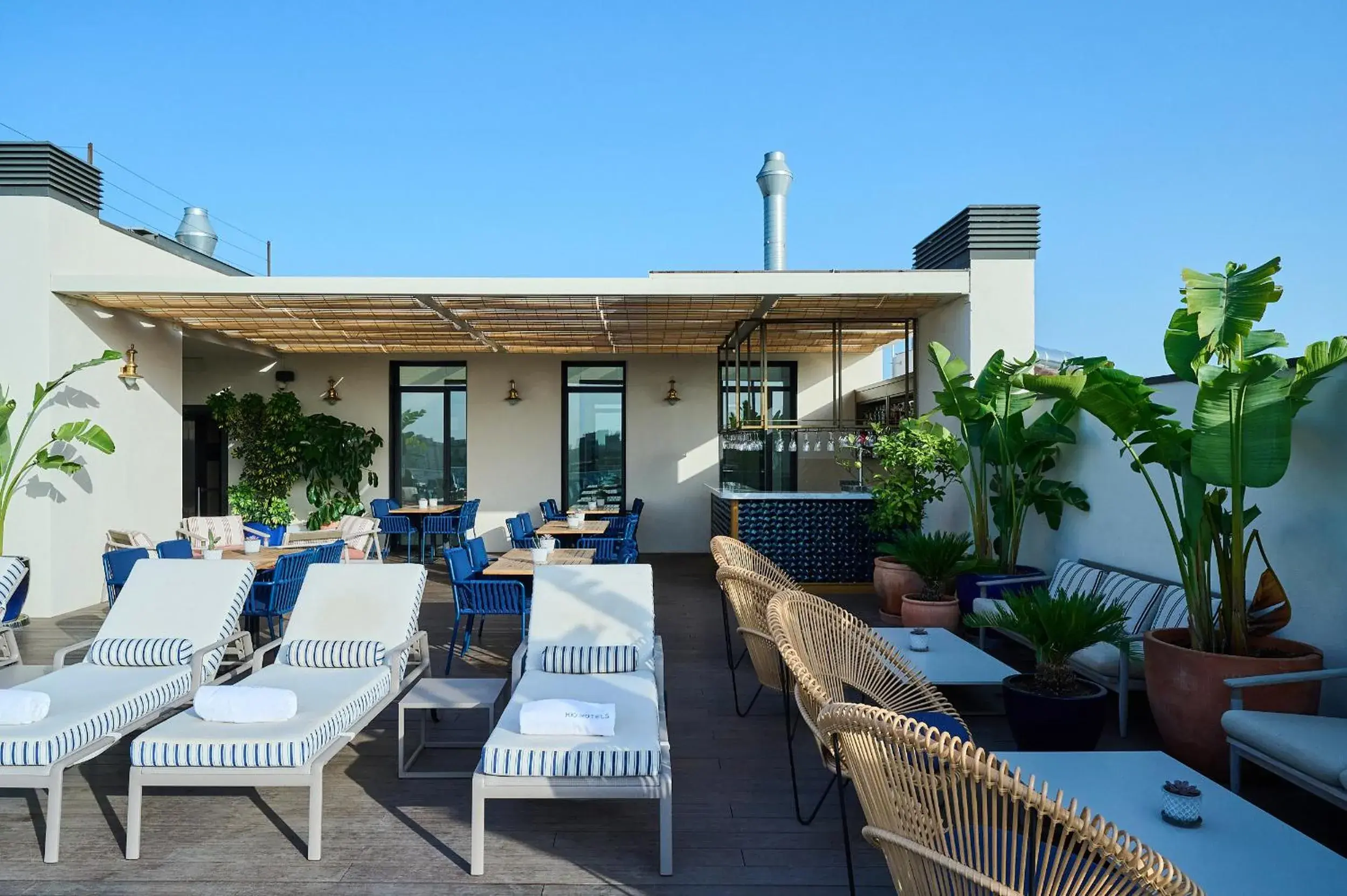 Swimming pool in H10 Port Vell 4* Sup Swimming pool in H10 Port Vell 4* Sup