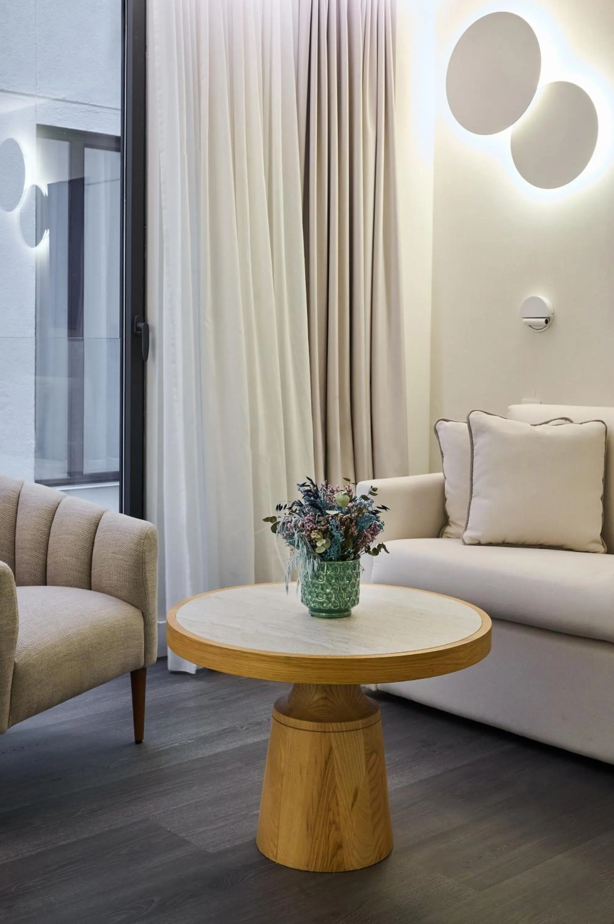 Living room in H10 Port Vell 4* Sup