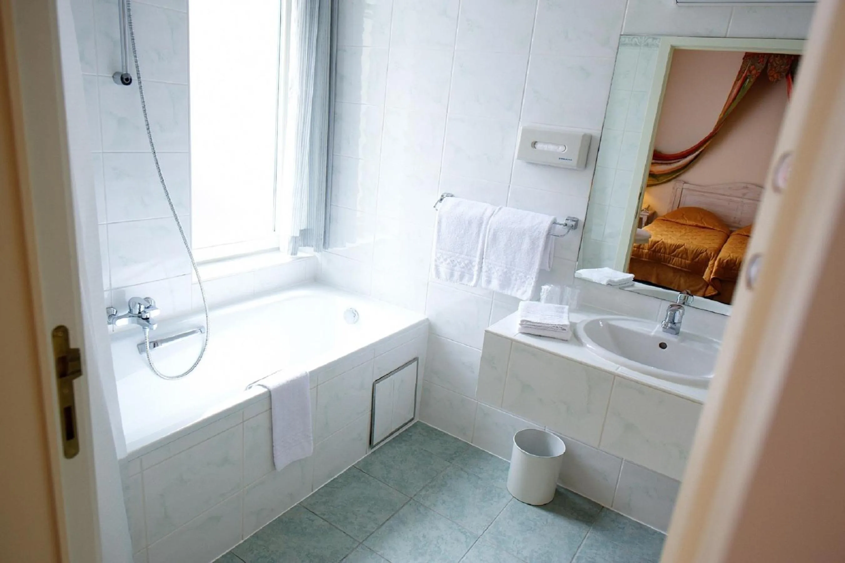 Bathroom in Hotel La Roseraie