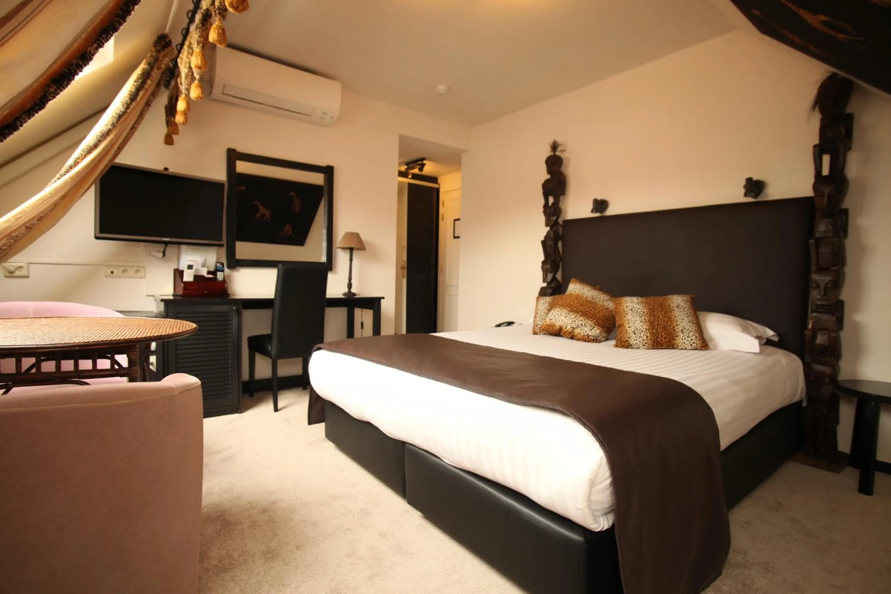 Photo of the whole room, Bed in Hotel La Roseraie