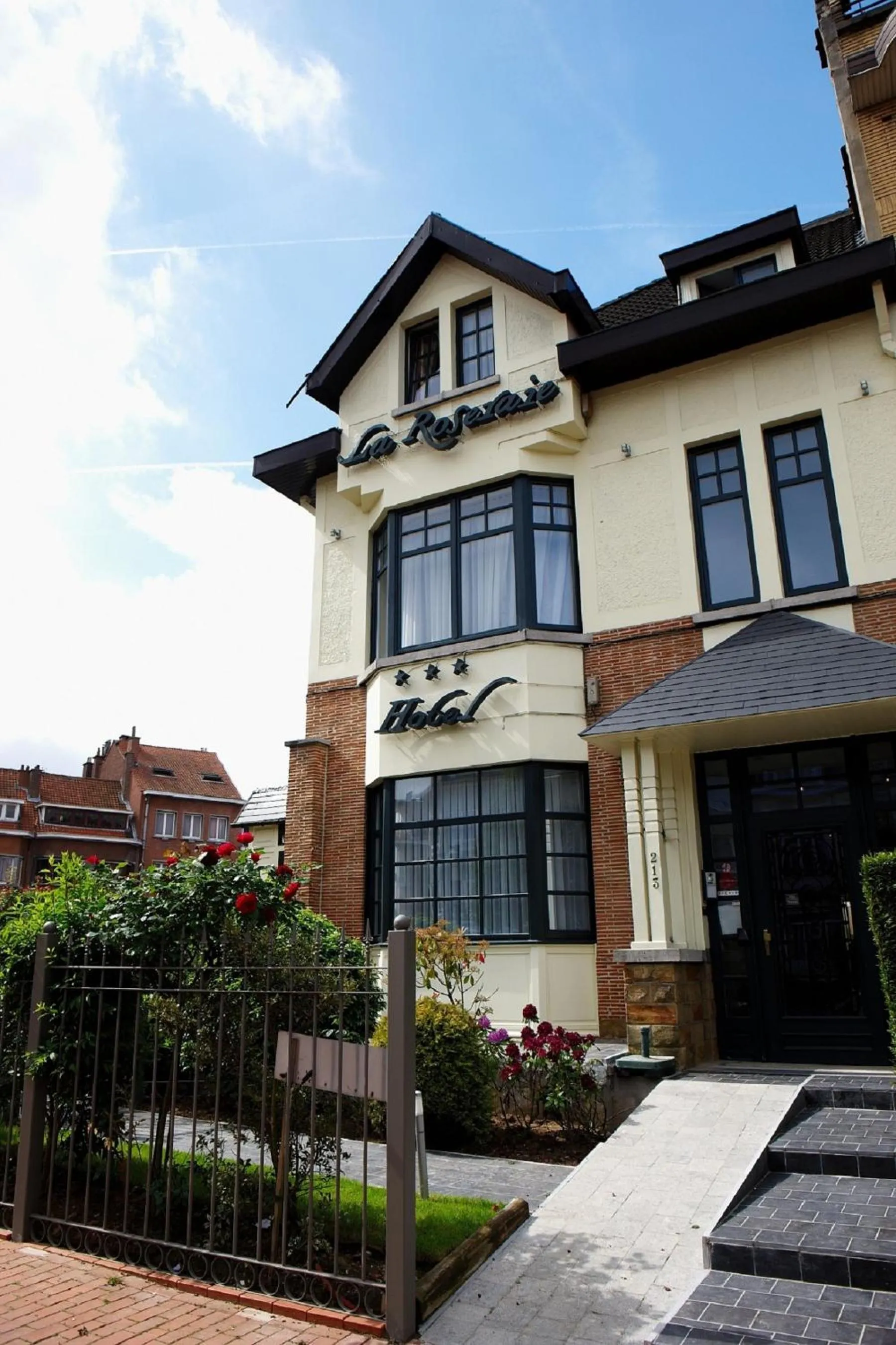 Facade/entrance in Hotel La Roseraie