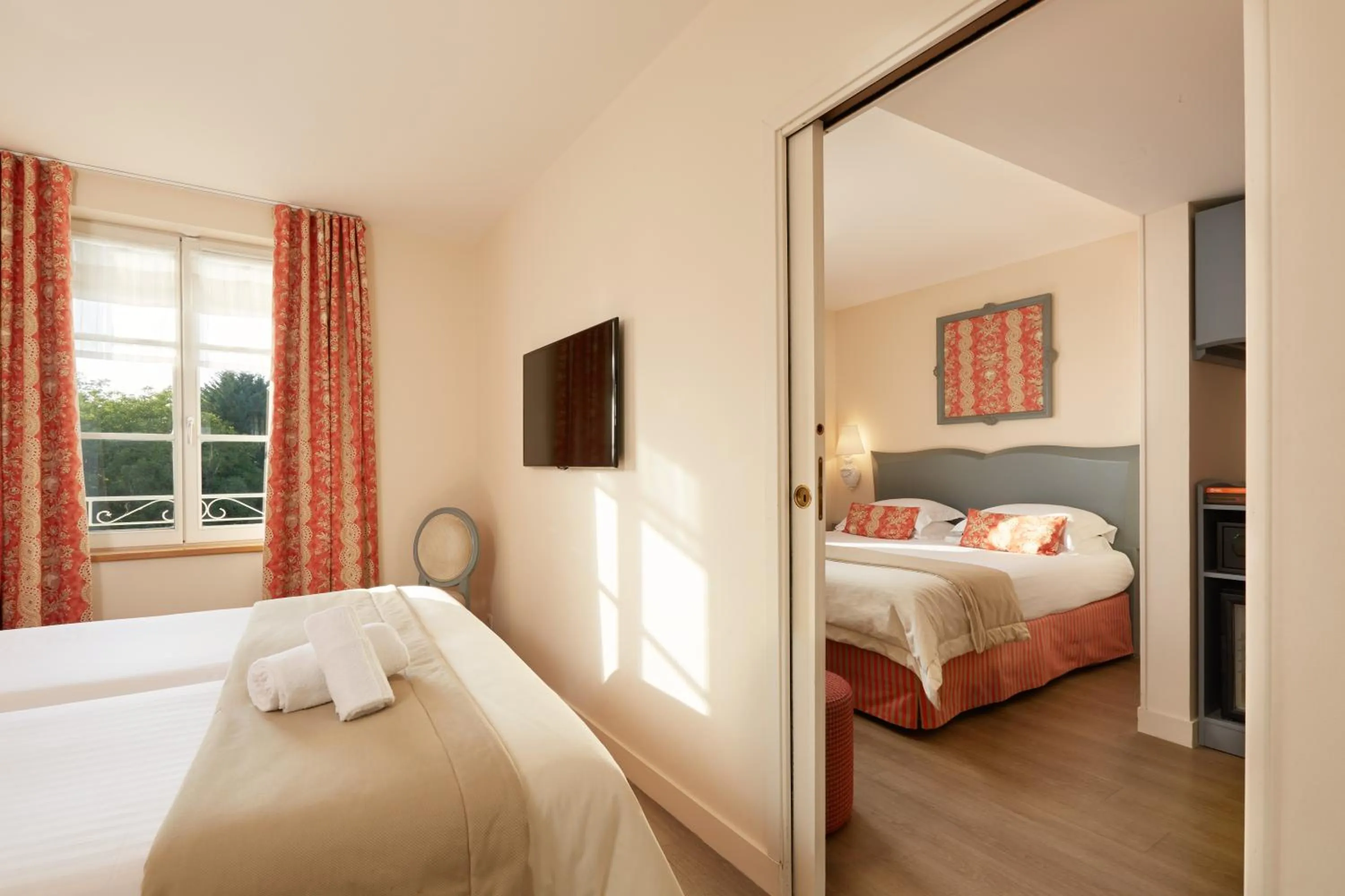 Bedroom, Bed in Relais des Trois Châteaux Hôtel-Restaurant - Teritoria